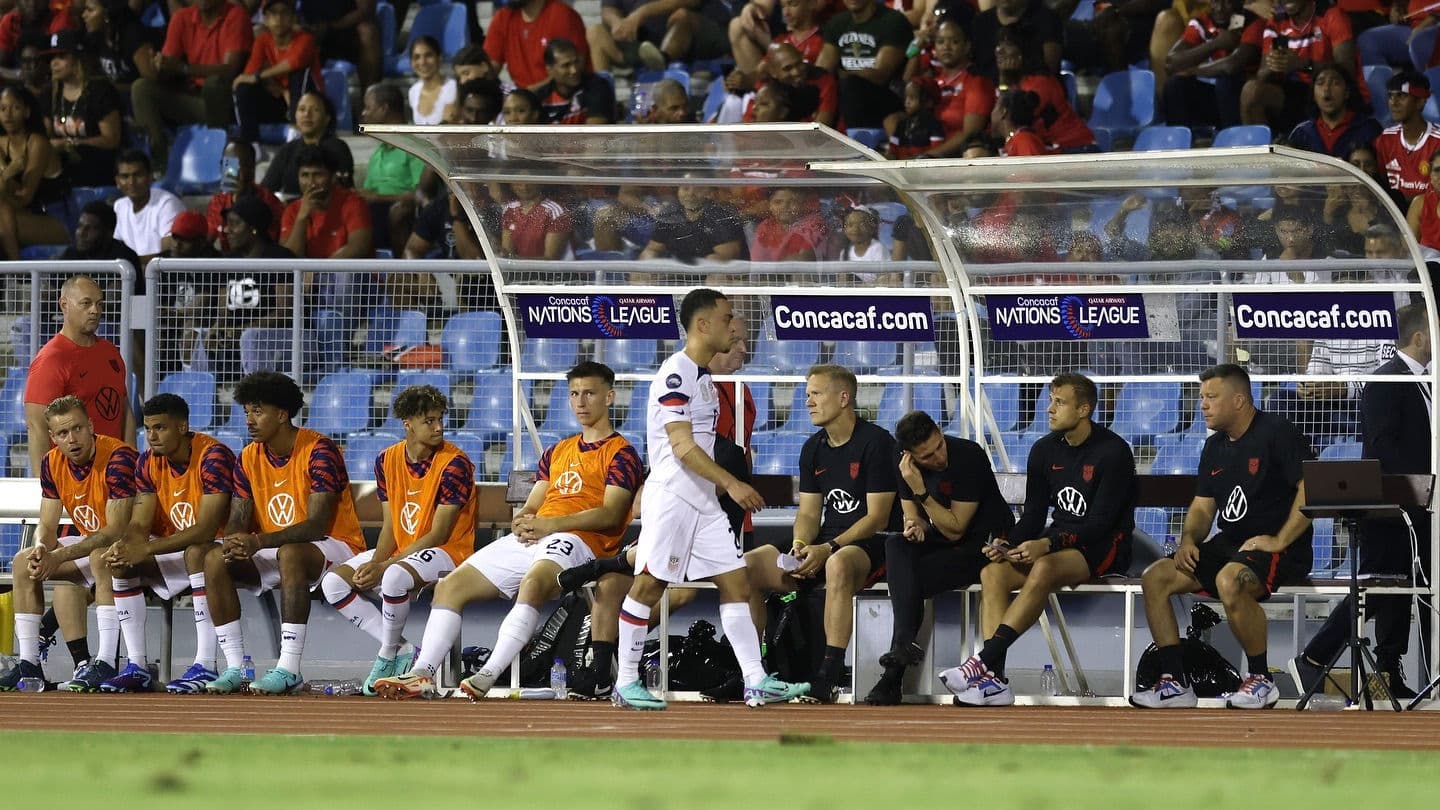 Expuls&atilde;o de Sergi&ntilde;o Dest foi chamada de &lsquo;erro est&uacute;pido&rsquo; pelo t&eacute;cnico e criticada por companheiros