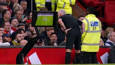 Aqui demais, l&aacute; de menos: Howard Webb quer que o VAR intervenha mais na Premier League