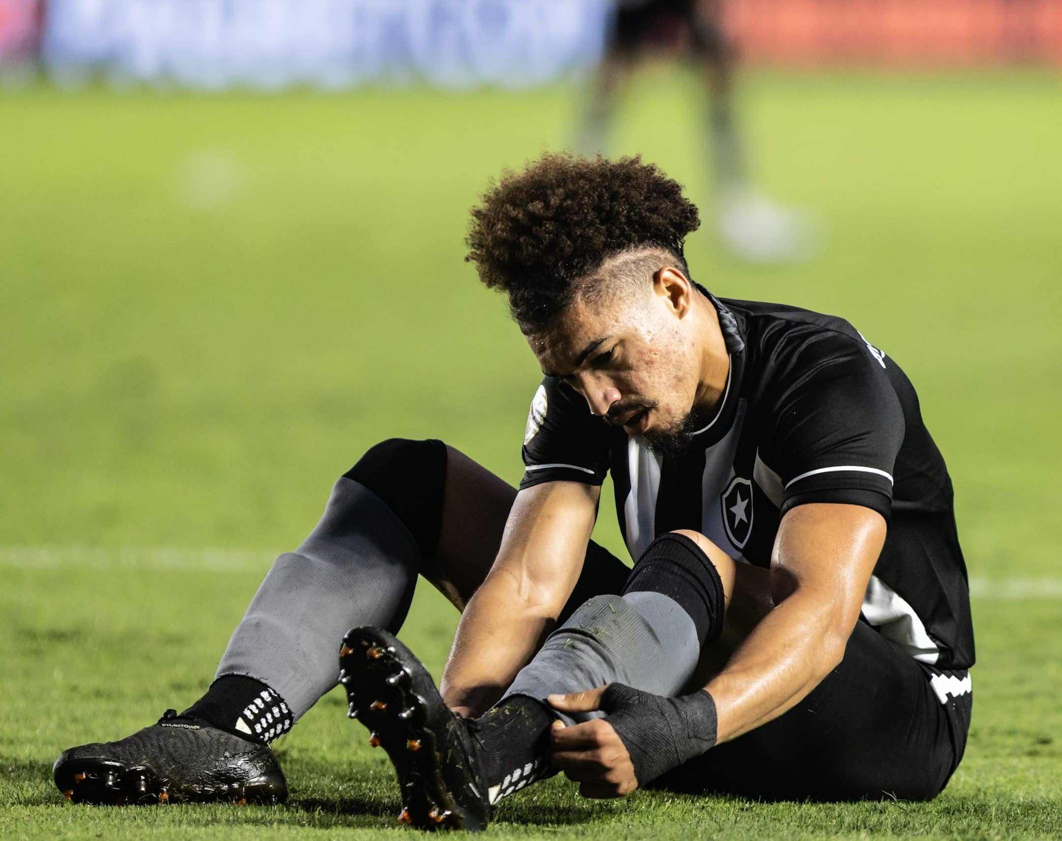 Esses s&atilde;o os motivos que fizeram o VAR expulsar Adryelson,&nbsp;do&nbsp;Botafogo, na derrota diante do Palmeiras