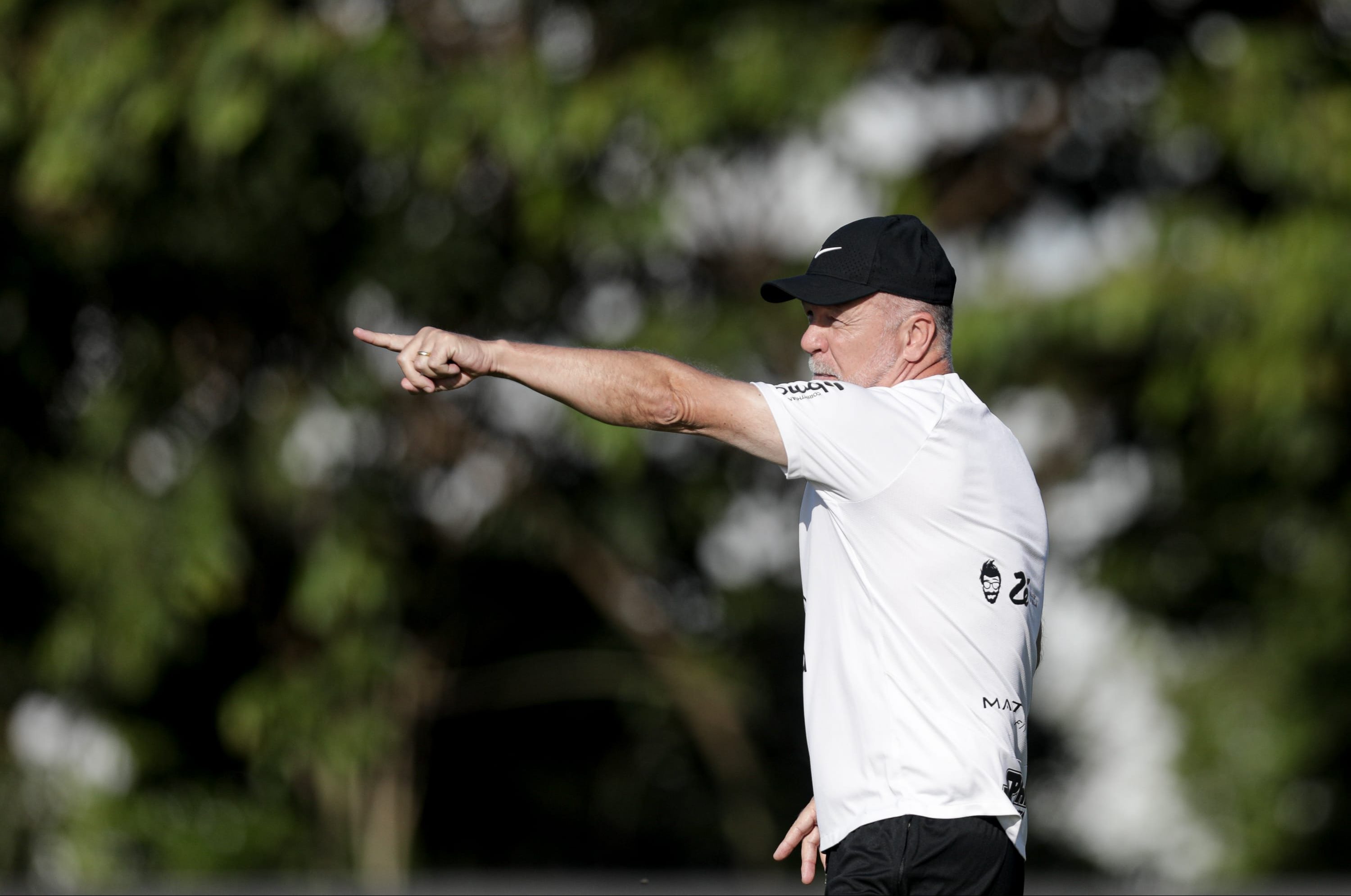 Mano Menezes sofre para garantir Corinthians na S&eacute;rie A ap&oacute;s receber heran&ccedil;a maldita de seus antecessores