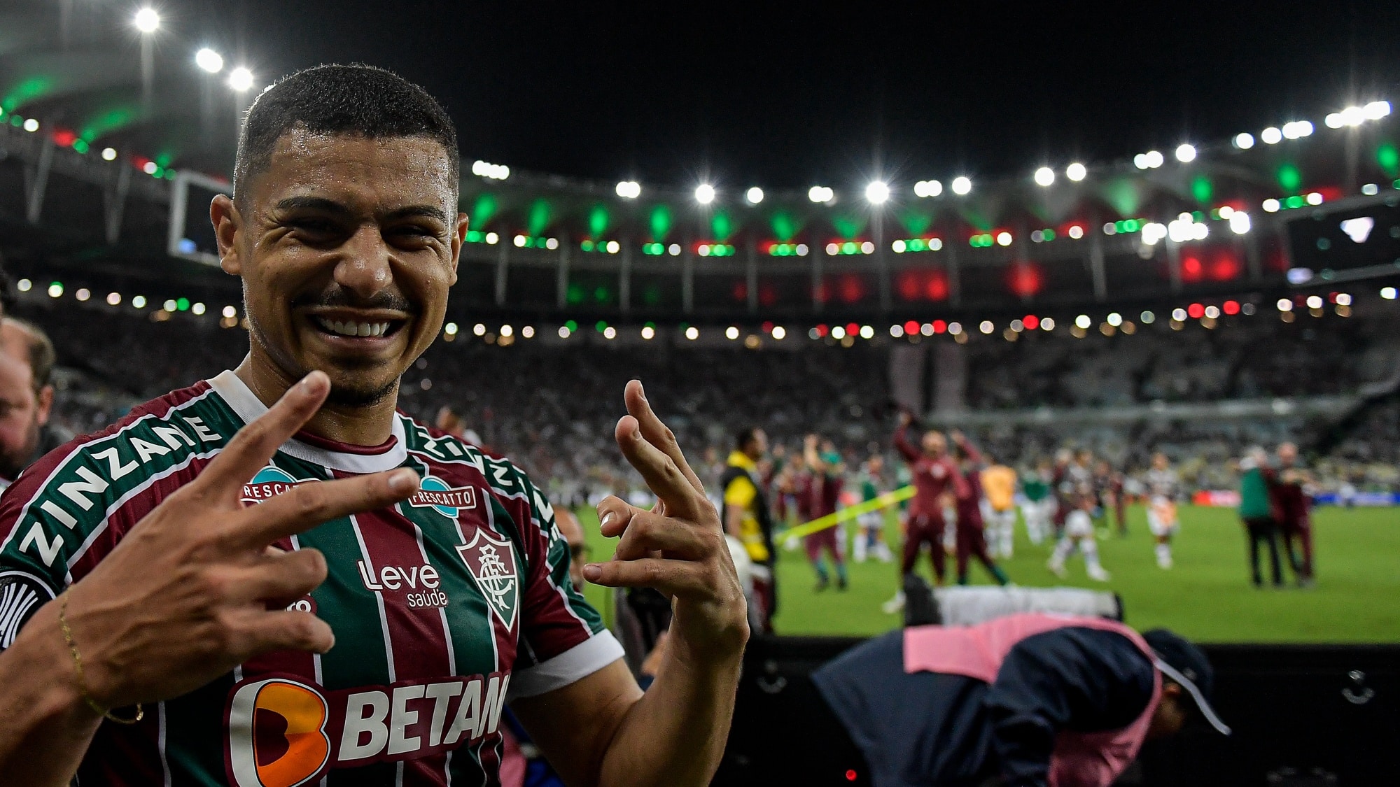 Fluminense espera propostas por Andr&eacute;, e v&ecirc; disputa forte entre ingleses por valorizado volante