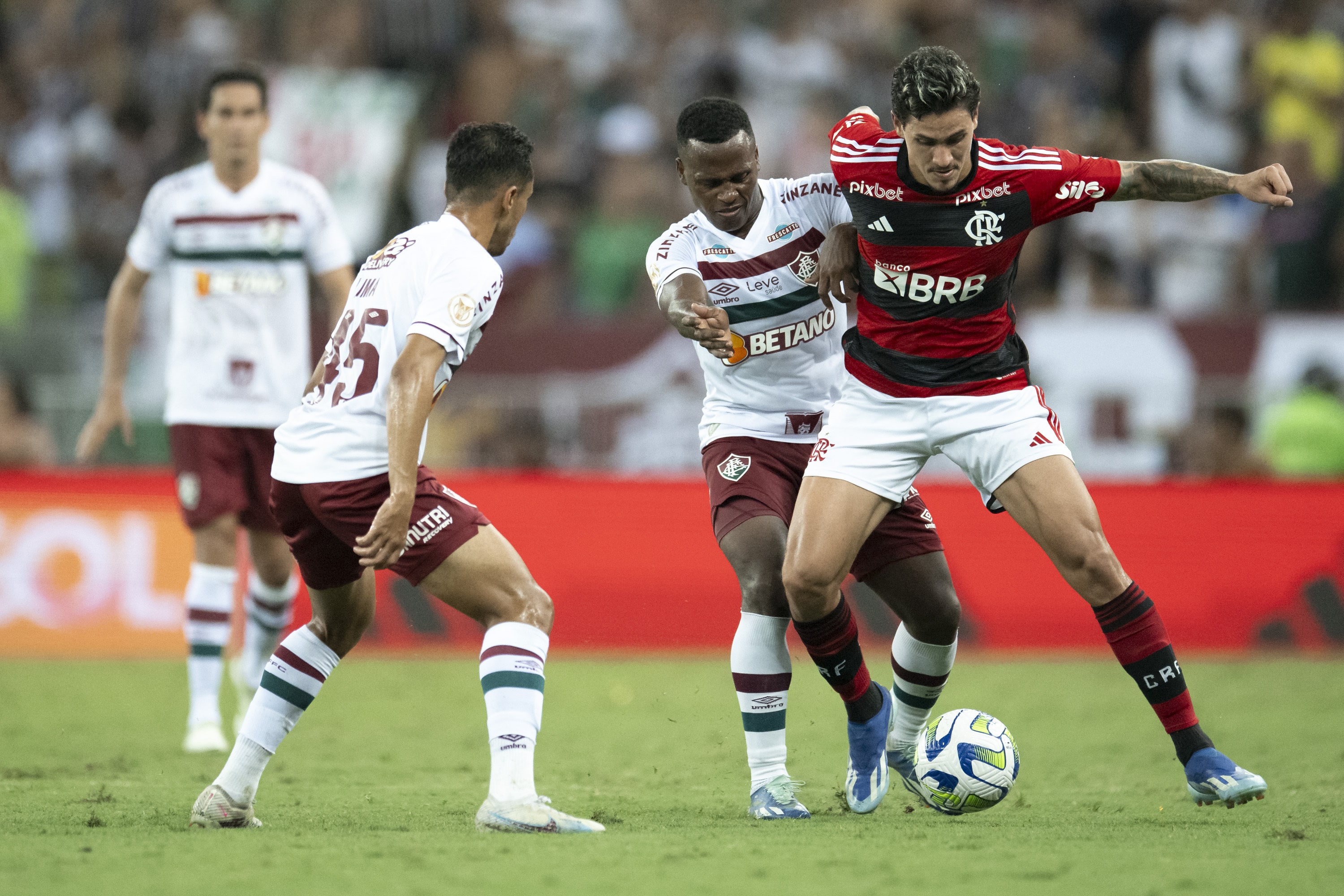 Fluminense segura o Flamengo em jogo de c&eacute;u e inferno, e complica chances do rival no Brasileiro