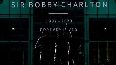 Manchester foi em peso &agrave;s ruas dar o &uacute;ltimo adeus a Bobby Charlton