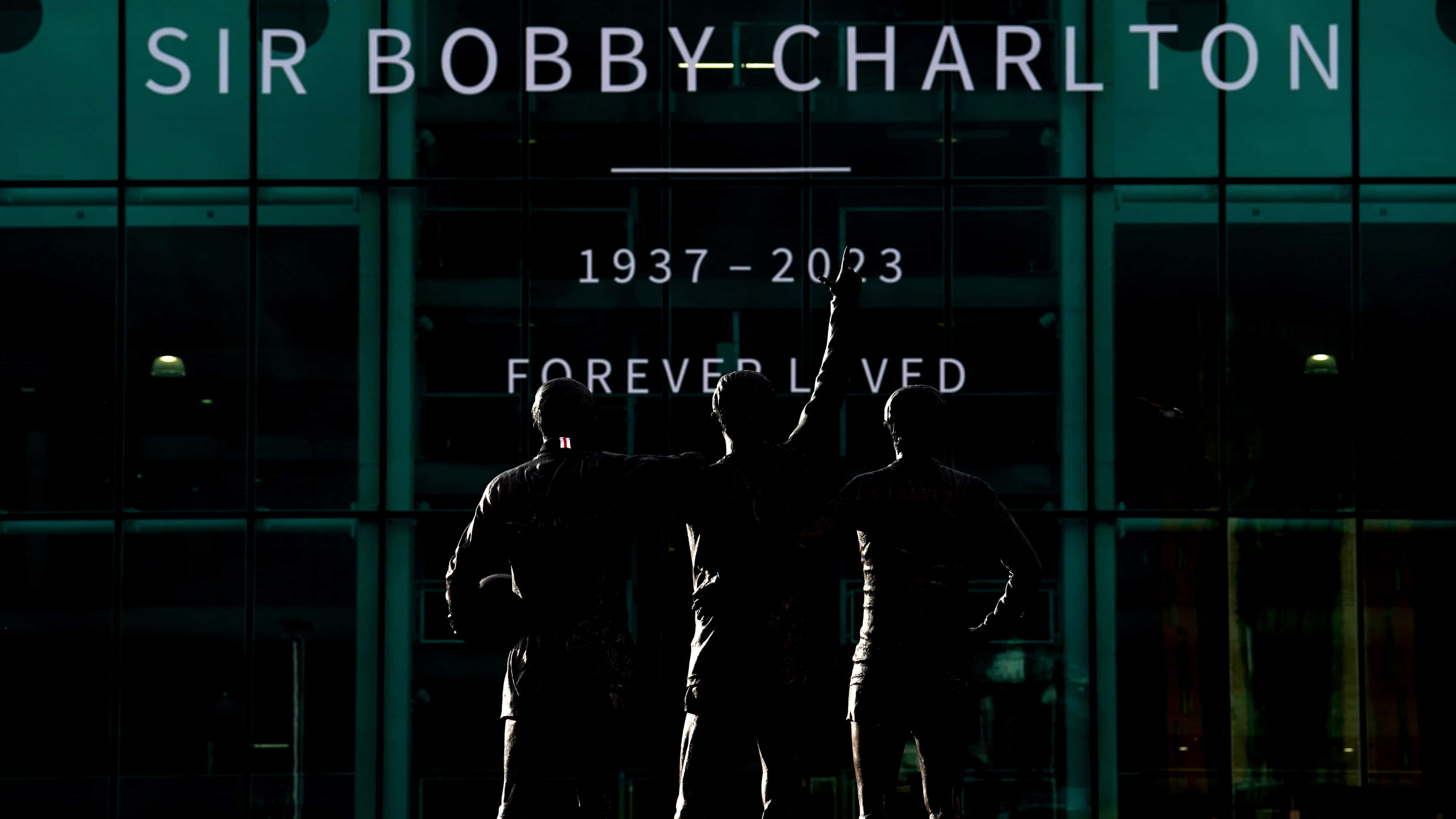 Manchester foi em peso &agrave;s ruas dar o &uacute;ltimo adeus a Bobby Charlton