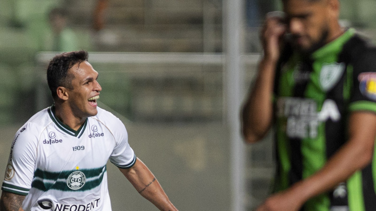 Brasileir&atilde;o conhece 1&ordm; rebaixado: Am&eacute;rica-MG leva baile do Coritiba e confirma s&eacute;tima queda