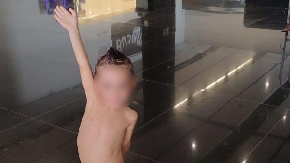 Criança entra só de cueca no estádio em jogo da Seleção após ser barrada por usar uniforme do Corinthians