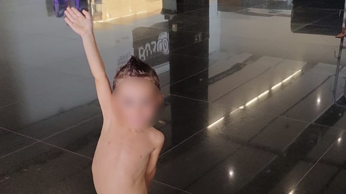 Crian&ccedil;a entra s&oacute; de cueca no est&aacute;dio em jogo da Sele&ccedil;&atilde;o ap&oacute;s ser barrada por usar uniforme do Corinthians