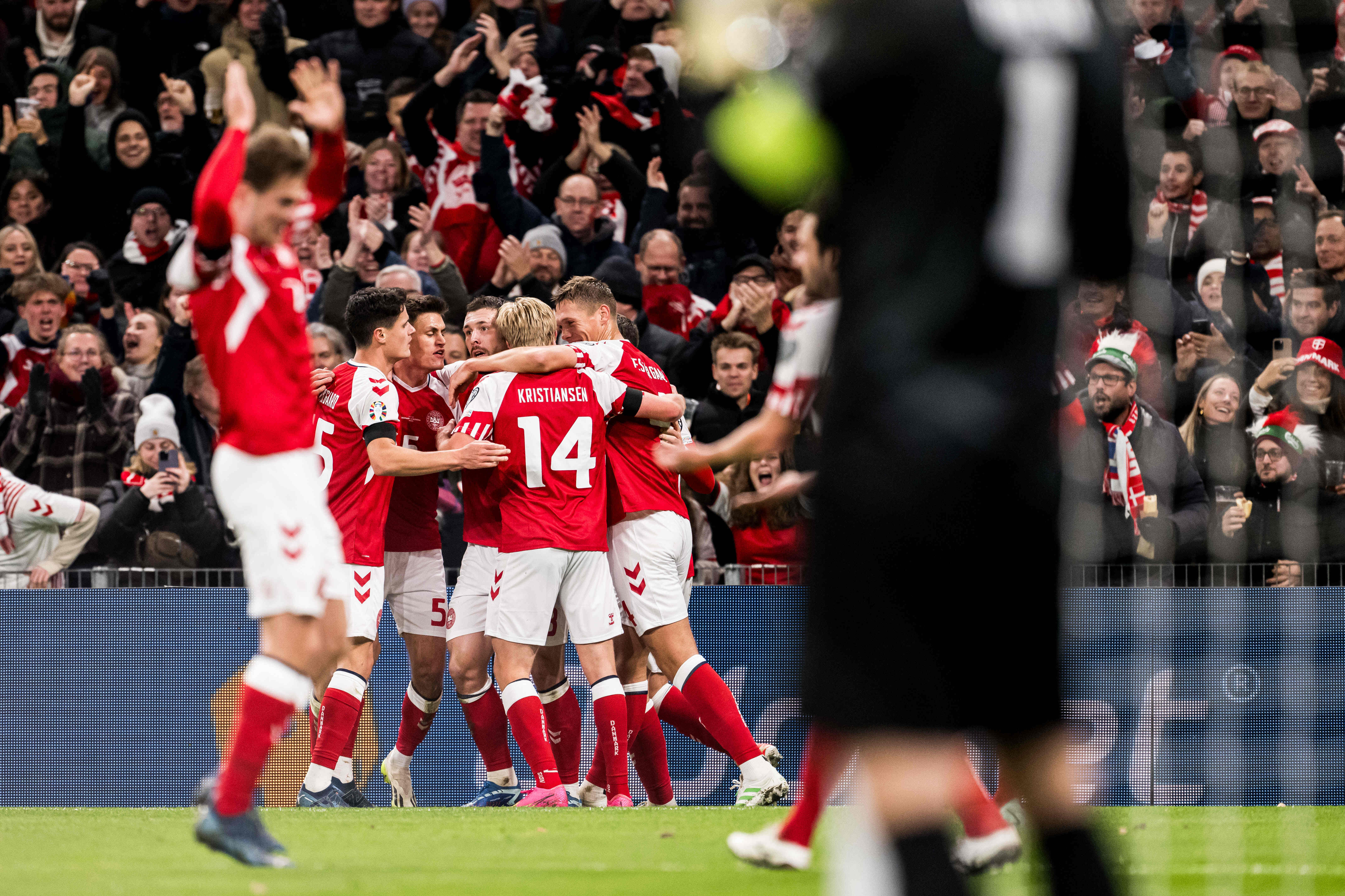 A Dinamarca fez por onde, venceu a Eslov&ecirc;nia pela insist&ecirc;ncia e garantiu vaga na Eurocopa