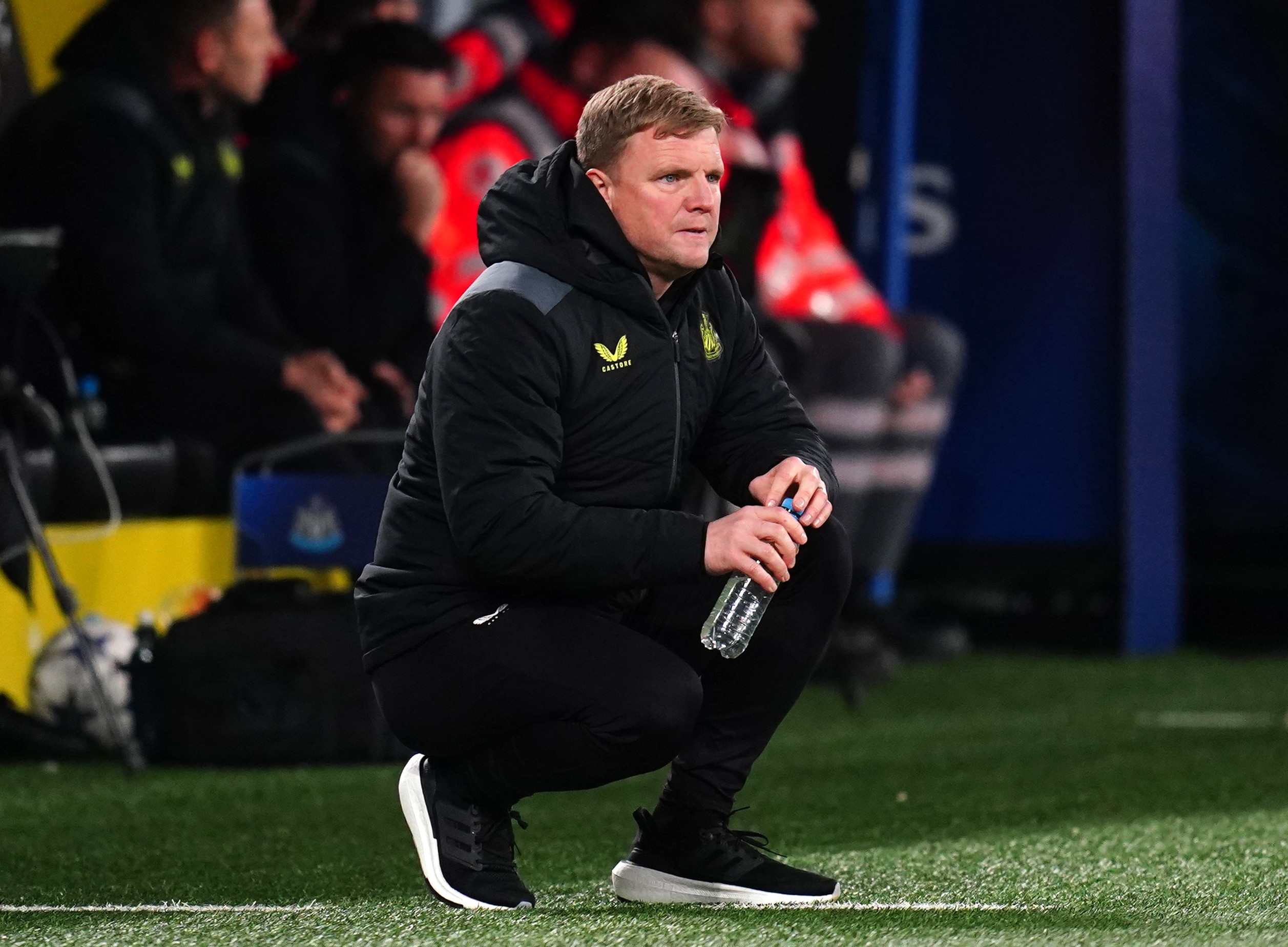 O Newcastle est&aacute; &agrave; beira da elimina&ccedil;&atilde;o na Champions, e Eddie Howe tem uma decis&atilde;o a tomar