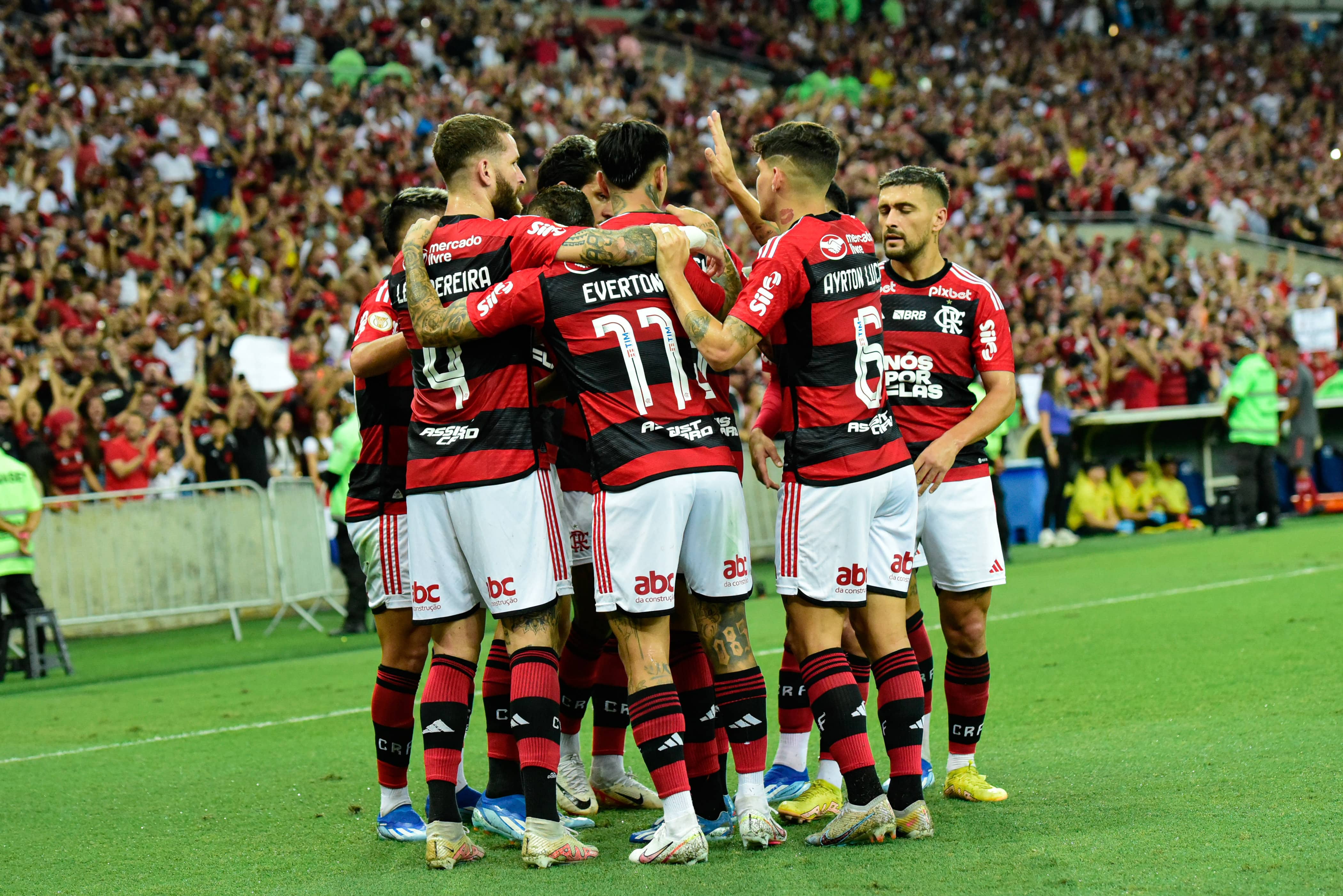 Flamengo v&ecirc; janela aberta e torcida compra briga por t&iacute;tulo ap&oacute;s vit&oacute;ria contra o Palmeiras