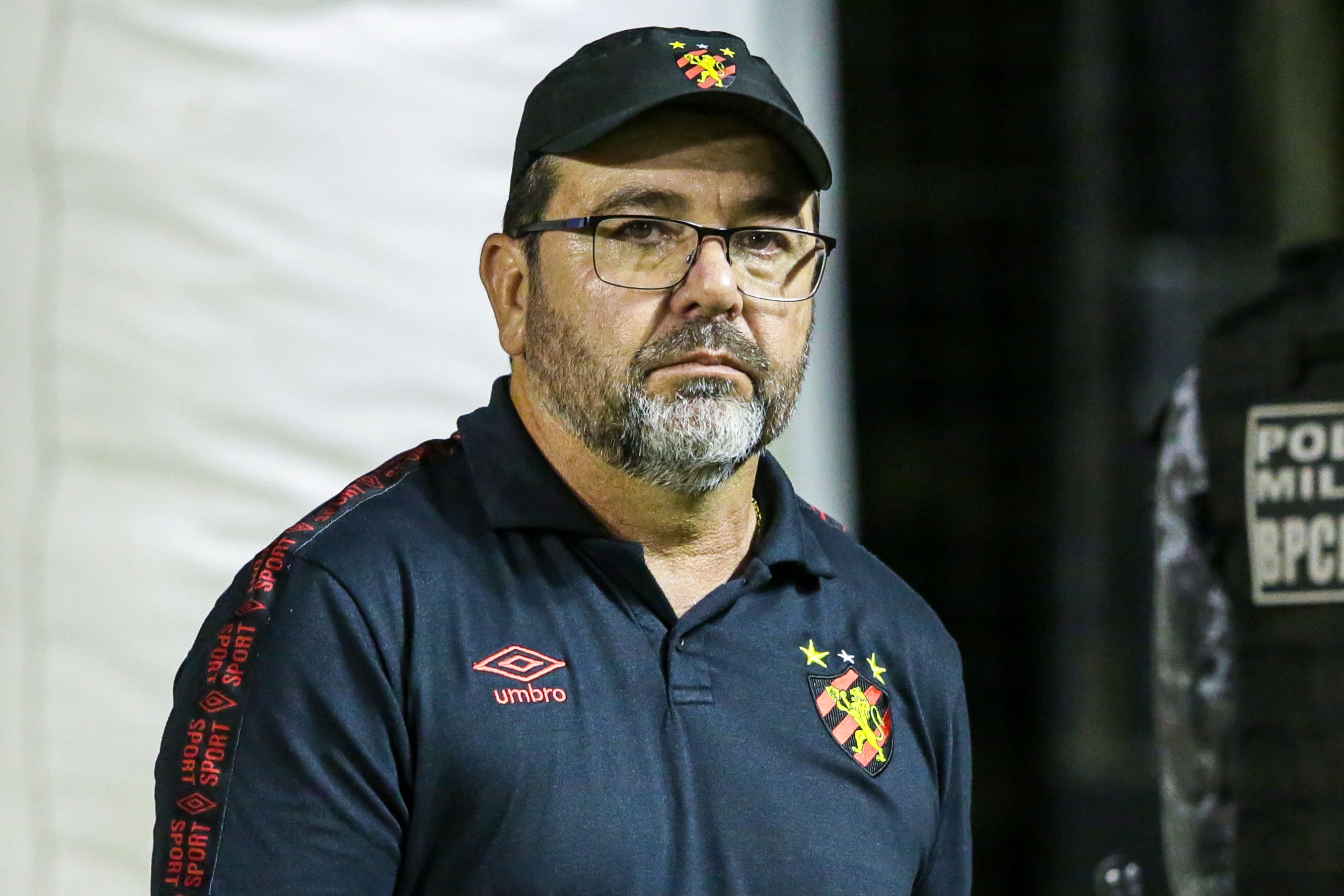 Sa&iacute;da de Enderson Moreira a uma rodada do fim da S&eacute;rie B escancara encruzilhada que o Sport se meteu