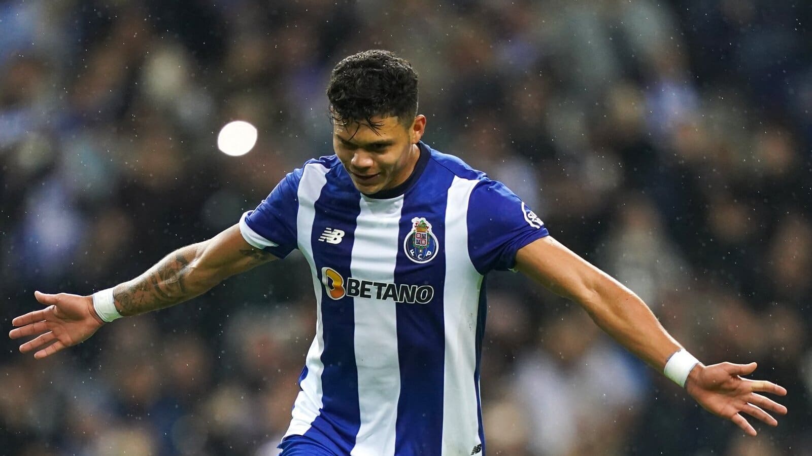 Evanilson faz mais um, Porto vence Antwerp e rouba lideran&ccedil;a do Barcelona na Champions