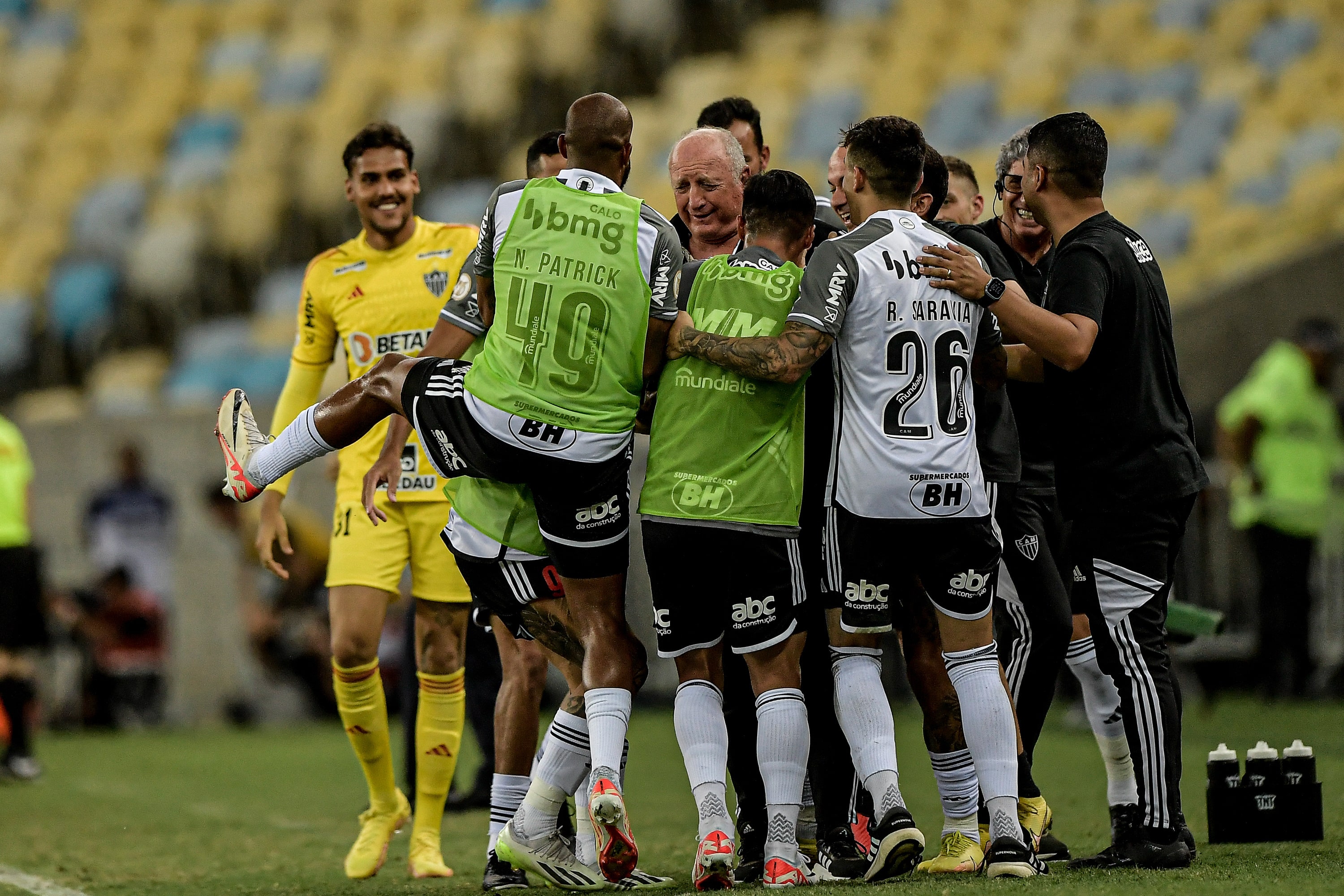 Atl&eacute;tico-MG amassa o Flamengo no Maracan&atilde; e &eacute; s&eacute;rio candidato ao t&iacute;tulo brasileiro