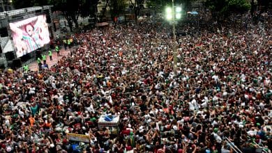 Torcida do Fluminense vai do c&eacute;u ao inferno na Cinel&acirc;ndia, mas tem em John Kennedy o seu salvador