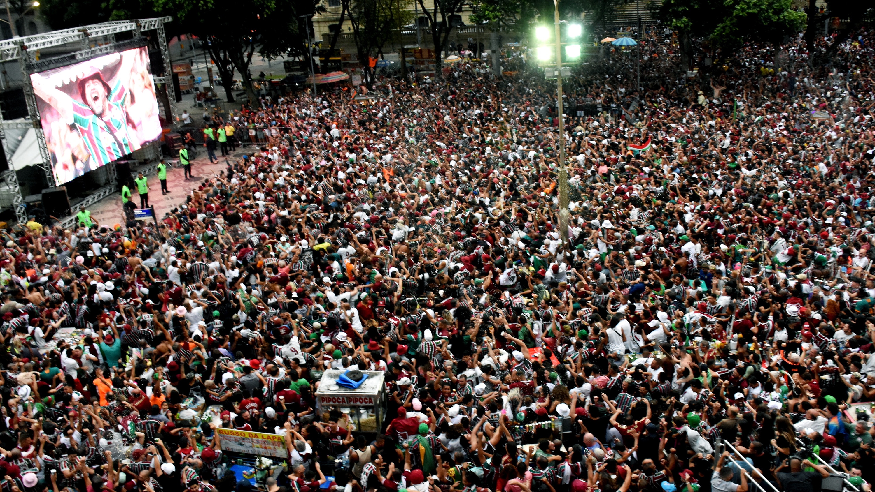 Torcida do Fluminense vai do c&eacute;u ao inferno na Cinel&acirc;ndia, mas tem em John Kennedy o seu salvador