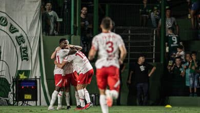 RB Bragantino afunda Goi&aacute;s e se mete de vez na briga pelo t&iacute;tulo brasileiro