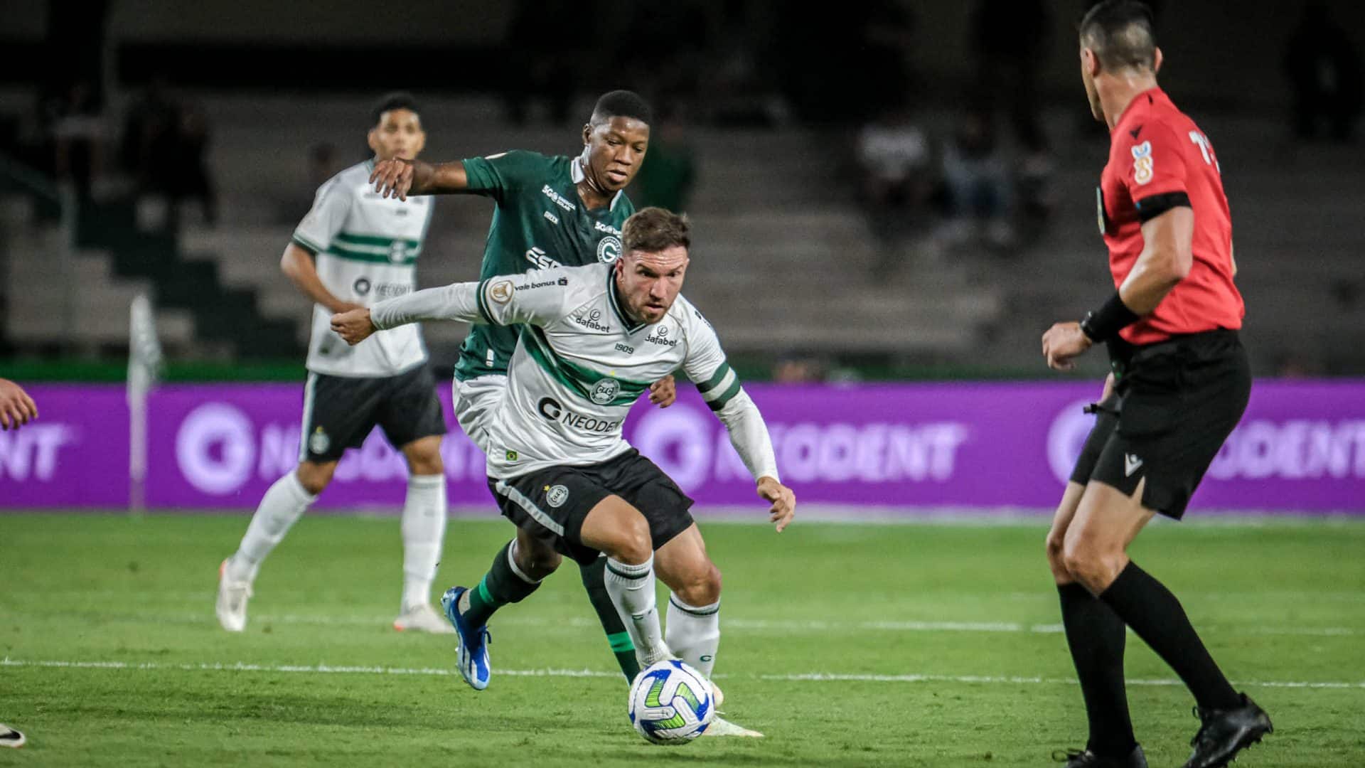 Goiás conseguiu uma vitória necessária sobre o Coritiba para tentar a ...
