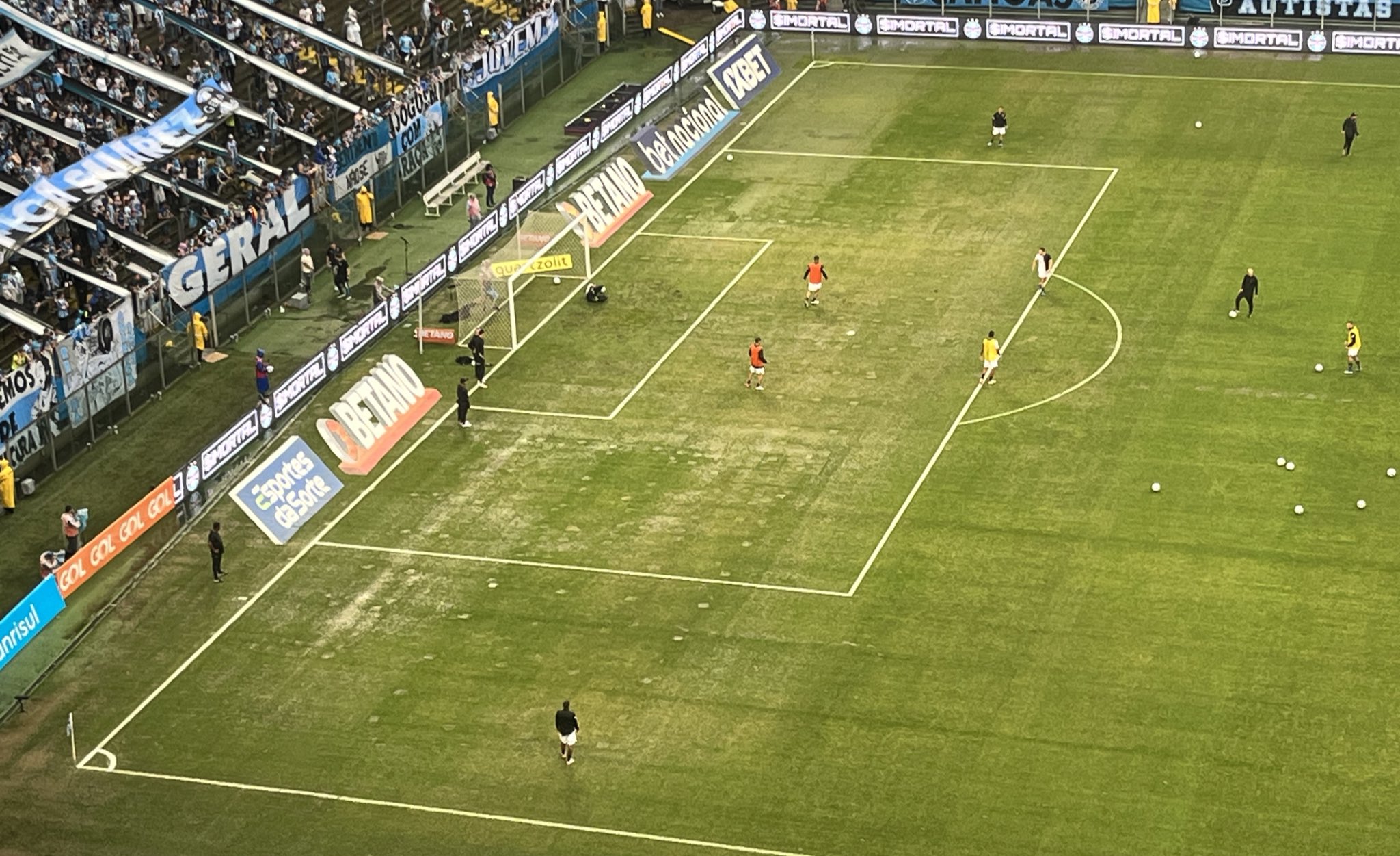 Shows e chuva fazem gramado da Arena do Gr&ecirc;mio voltar a ser drama