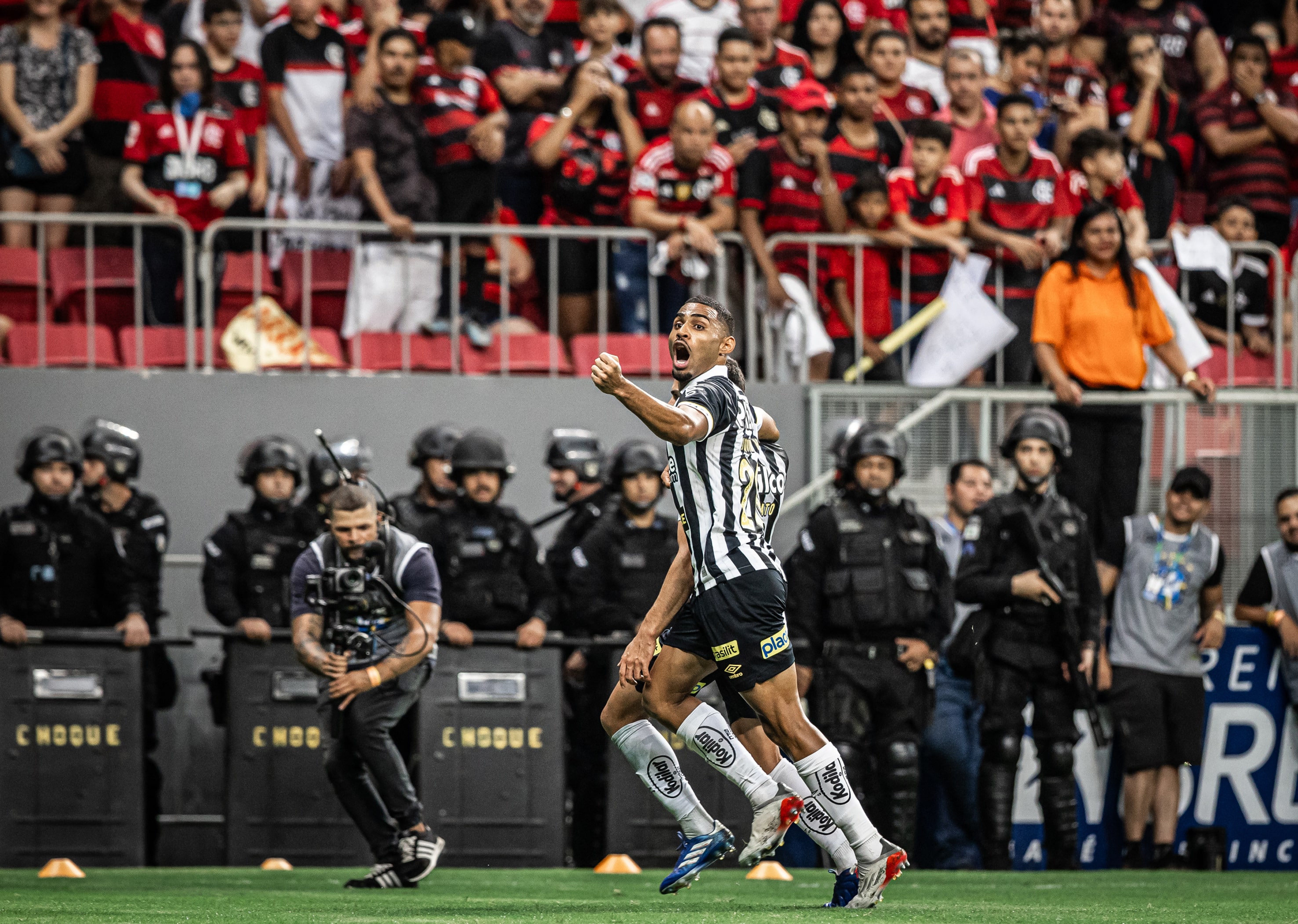 Santos se aproveita de um Flamengo sem brilho para ganhar f&ocirc;lego no Brasileir&atilde;o