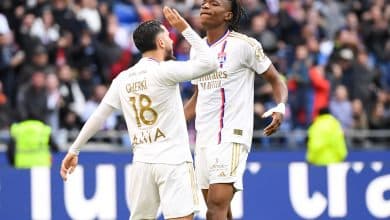 Em crise profunda, Lyon busca empate com Metz, mas permanece na lanterna da Ligue 1