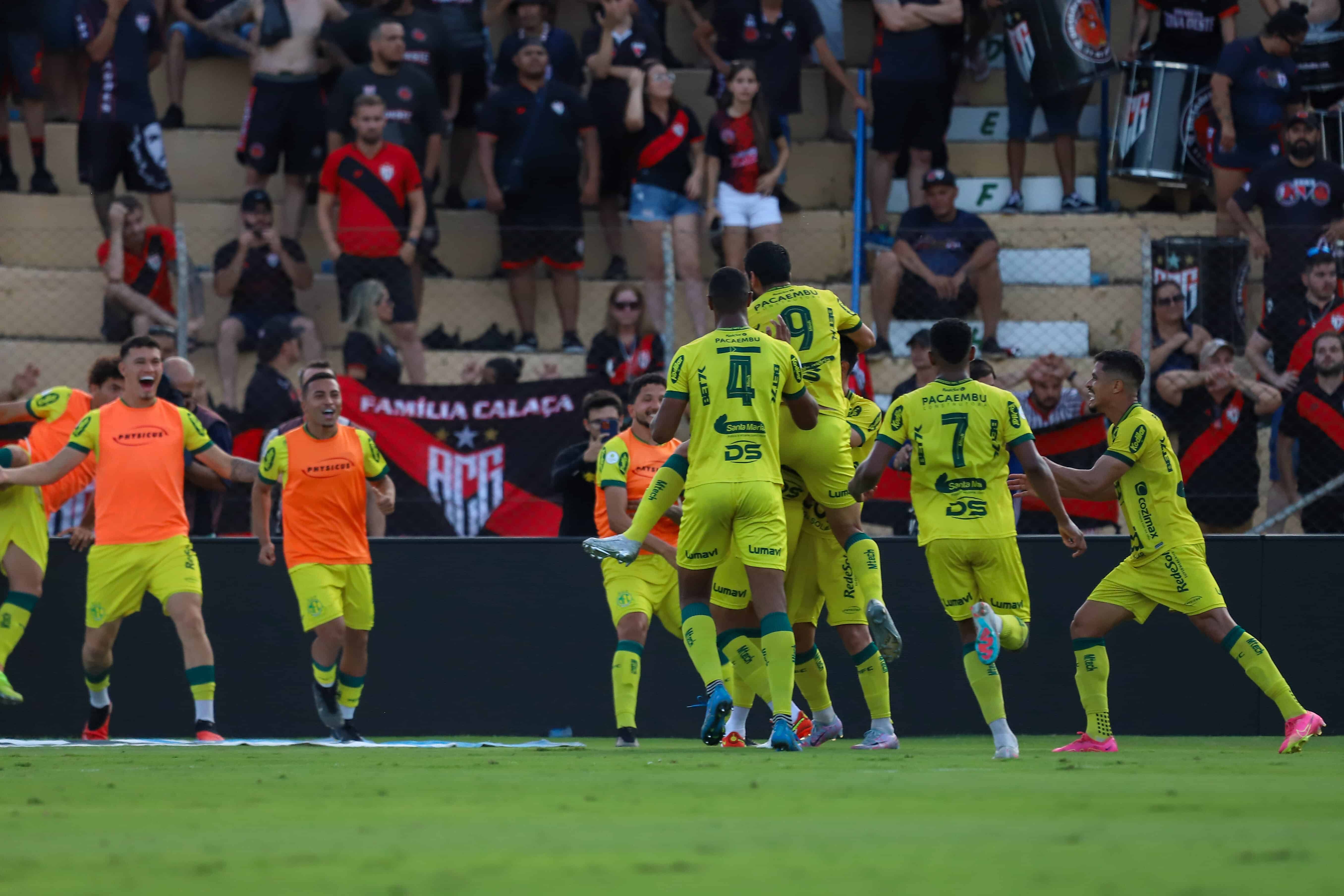 Mirassol goleia Atl&eacute;tico-GO, frustra planos do advers&aacute;rio e mant&eacute;m vivo o sonho pelo acesso