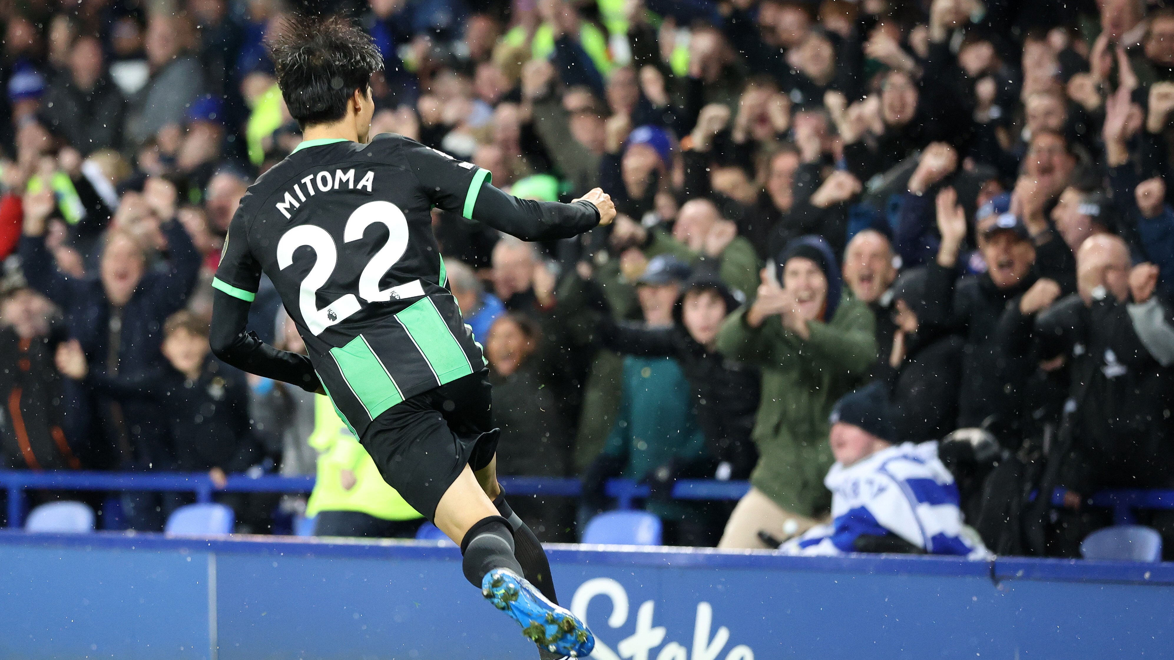 Gol contra bizarro do Brighton ilustra perfeitamente a fase do Everton