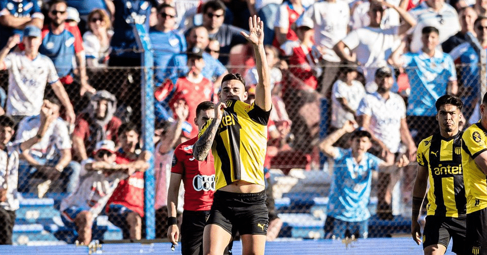 O Nacional x Pe&ntilde;arol teve tantos gols quanto expuls&otilde;es, num 2&times;2 que complicou Recoba