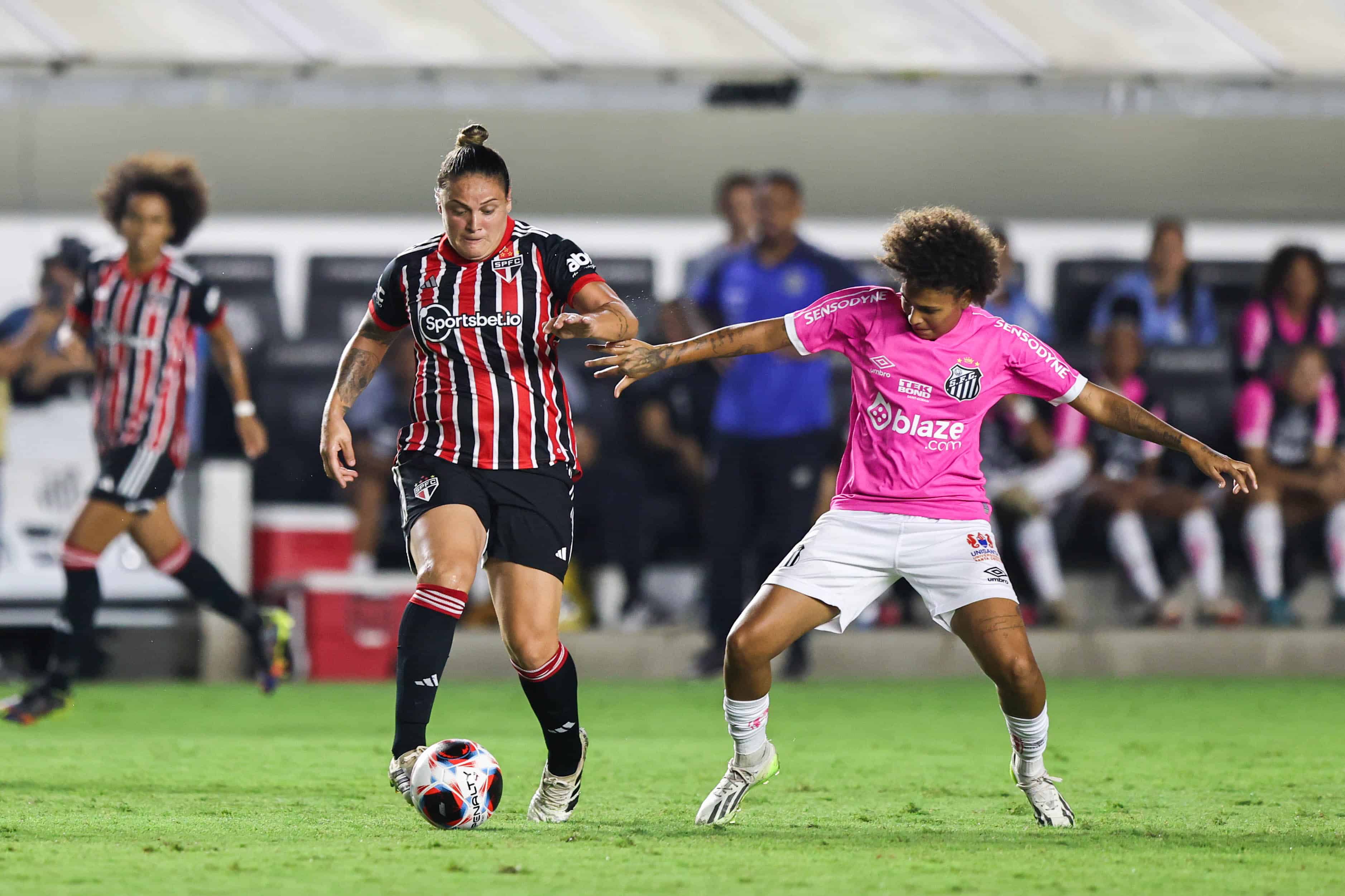 Em cl&aacute;ssico insano, S&atilde;o Paulo marca no &uacute;ltimo lance, derruba Santos nos p&ecirc;naltis e vai &agrave; final do Paulist&atilde;o Feminino