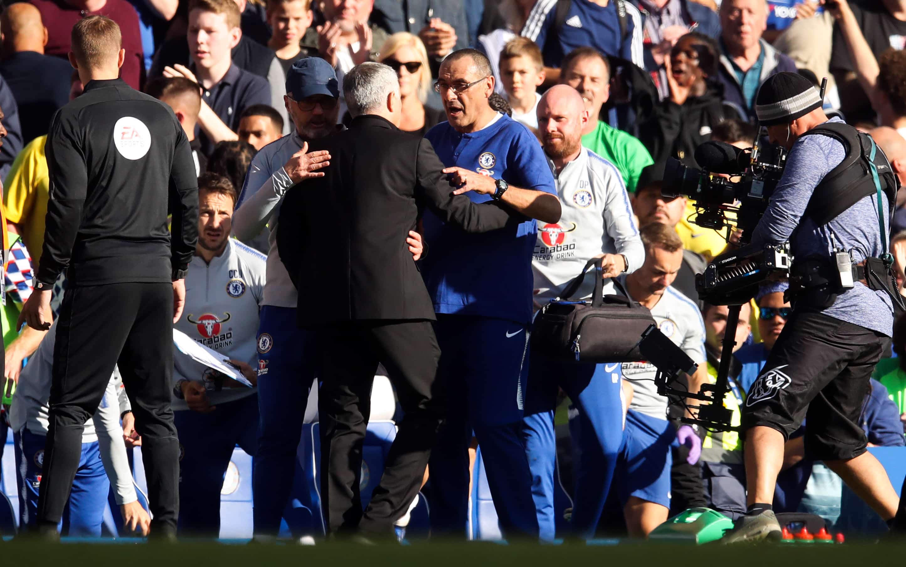 Mourinho e Sarri trocam farpas antes de cl&aacute;ssico: 'A diferen&ccedil;a de um t&eacute;cnico com 26 t&iacute;tulos'