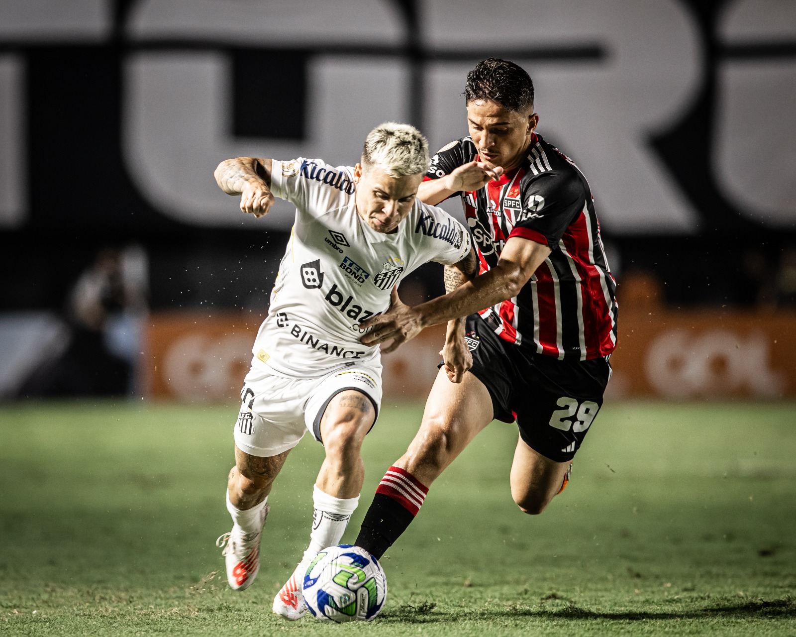 S&atilde;o Paulo joga como mandante no cl&aacute;ssico na Vila, mas Santos segura empate em 0 a 0