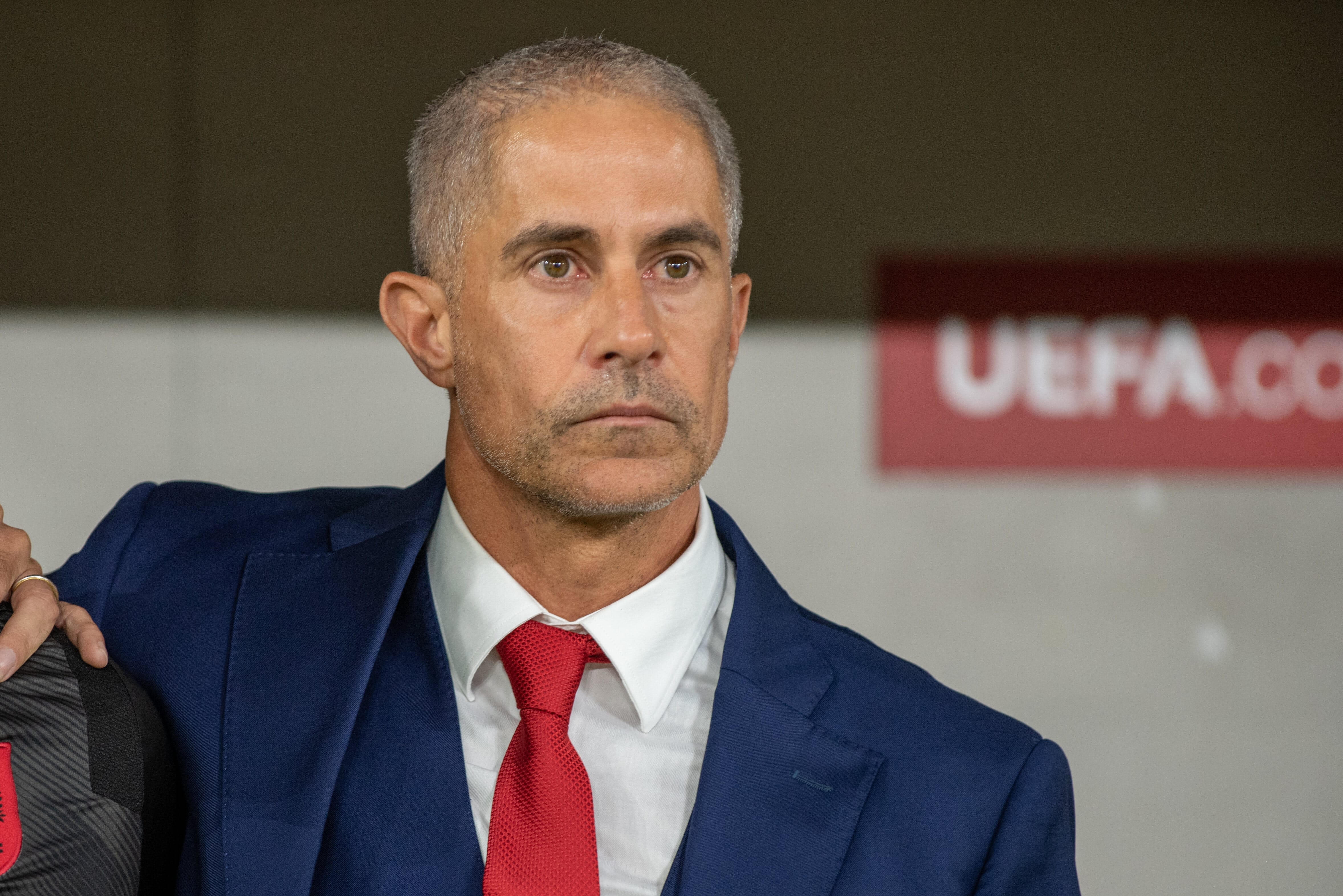 Sylvinho celebra classifica&ccedil;&atilde;o hist&oacute;rica e exalta sele&ccedil;&atilde;o albanesa: &lsquo;Uma honra&rsquo;