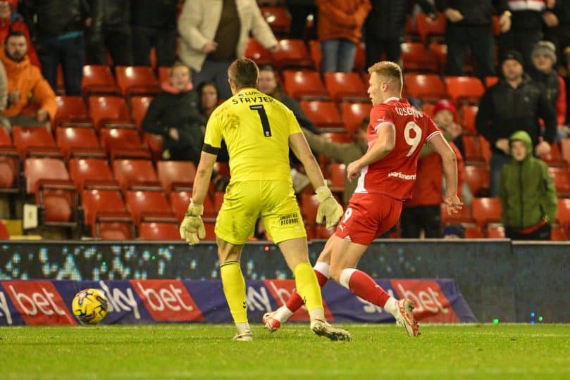 Nem em pelada: o inusitado e inexplicável gol que decidiu um jogo na terceira divisão inglesa