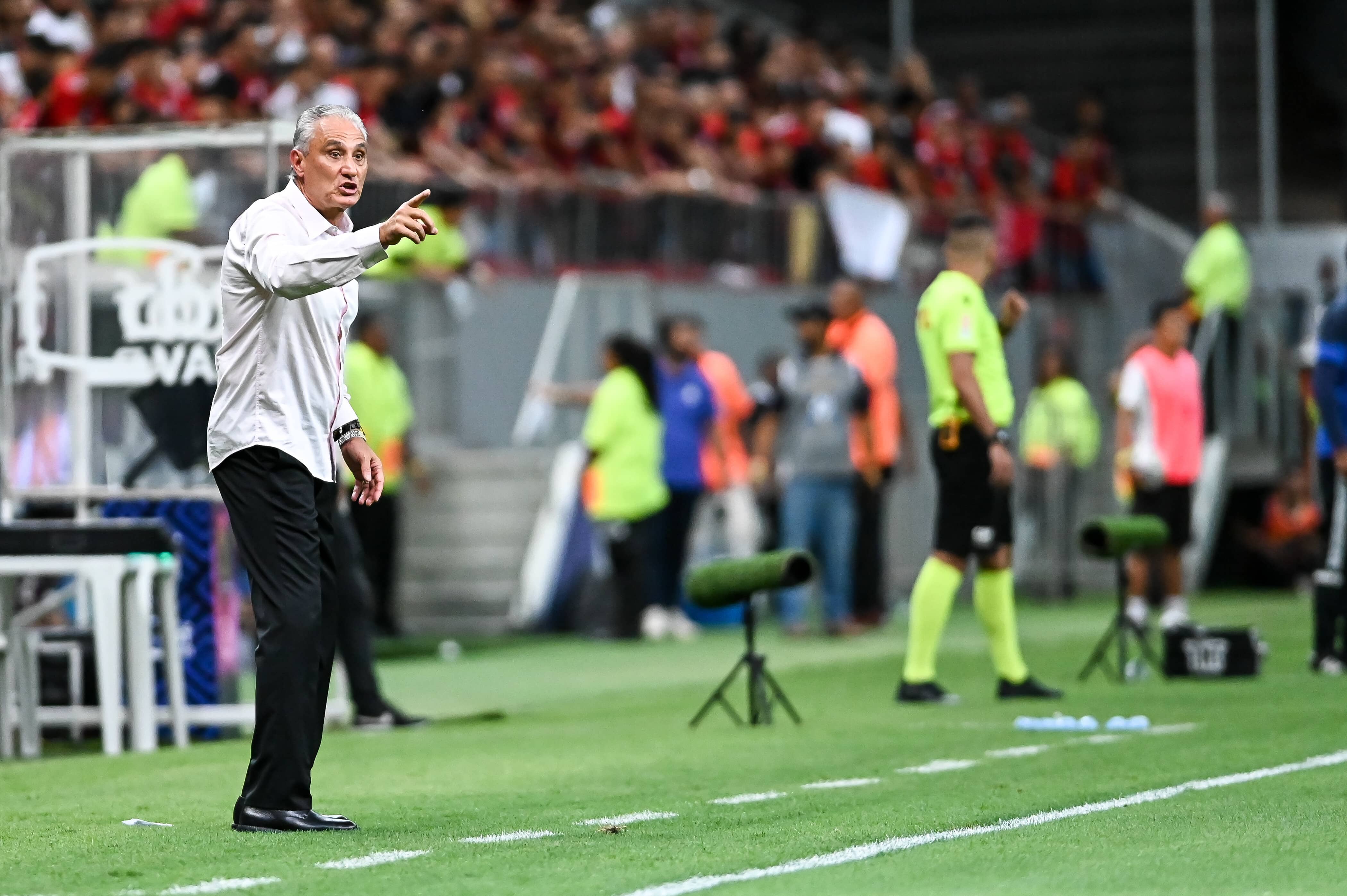 Tite evita falar da arbitragem e faz cobran&ccedil;a ao Flamengo em momentos cr&iacute;ticos
