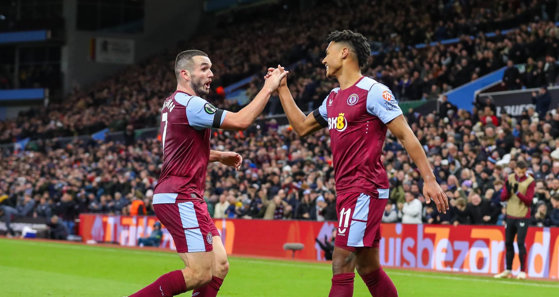Uma linda assist&ecirc;ncia de Douglas Luiz valeu a virada do Aston Villa sobre o AZ