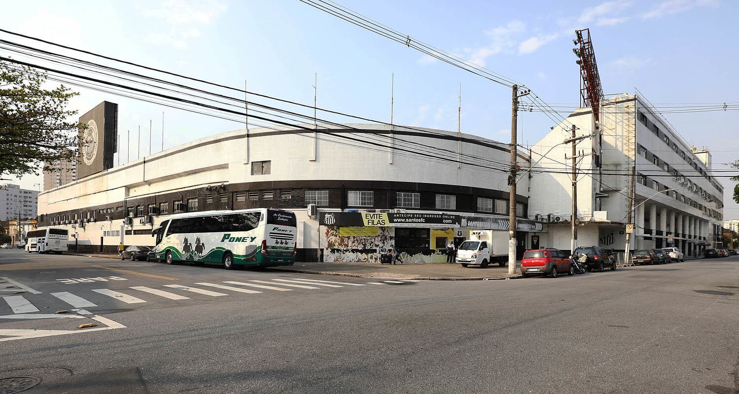 Torcida do Santos invade Vila Belmiro (de novo) &agrave; ca&ccedil;a de Rueda ap&oacute;s rebaixamento e expulsa funcion&aacute;rios