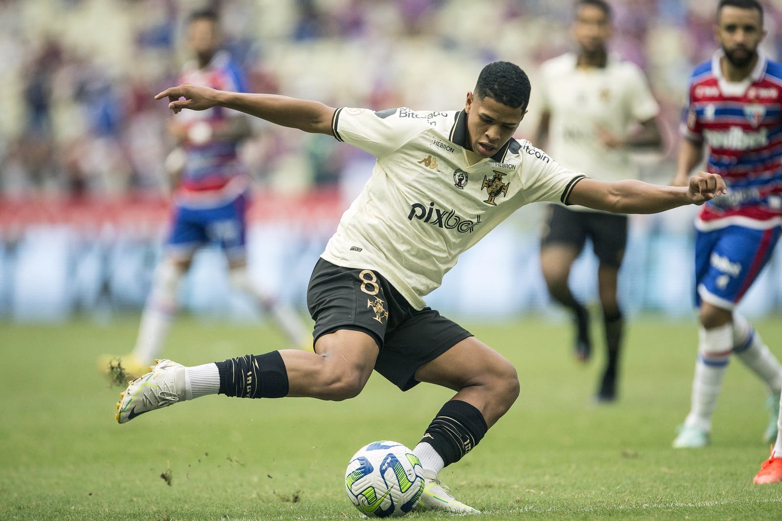 Vasco come&ccedil;a definir futuro de jogadores que treinam afastados do elenco