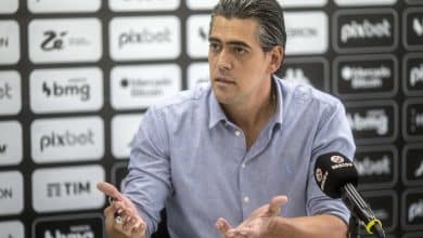 Com mais erros que acertos, passagem de Paulo Bracks no Vasco deixou pequeno legado para 2024