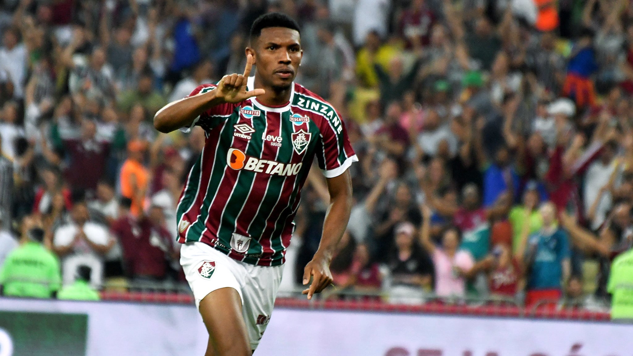 Fluminense ficar&aacute; com Lel&ecirc;, e ter&aacute; semana de defini&ccedil;&otilde;es de contratos no fim