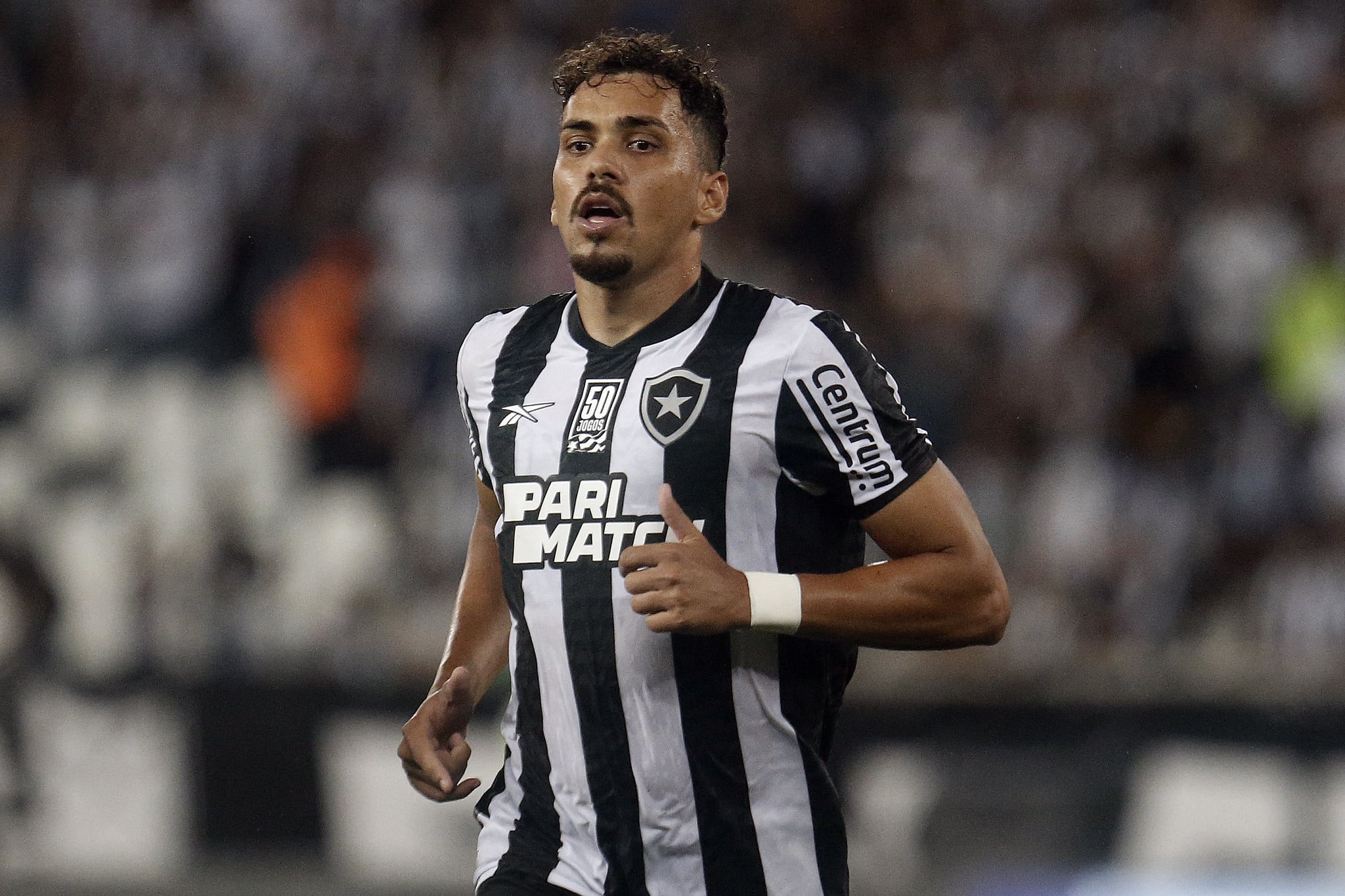 Falta de reposi&ccedil;&atilde;o &agrave; altura para trio base do meio-campo do Botafogo custou caro em 2023