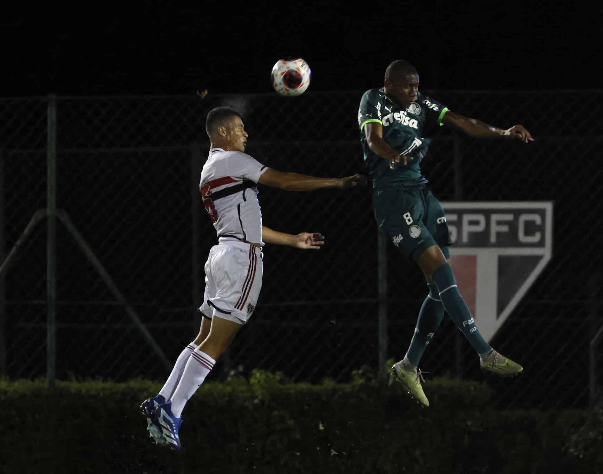Zagueiro como o pai, filho de Miranda assina primeiro contrato profissional com o S&atilde;o Paulo