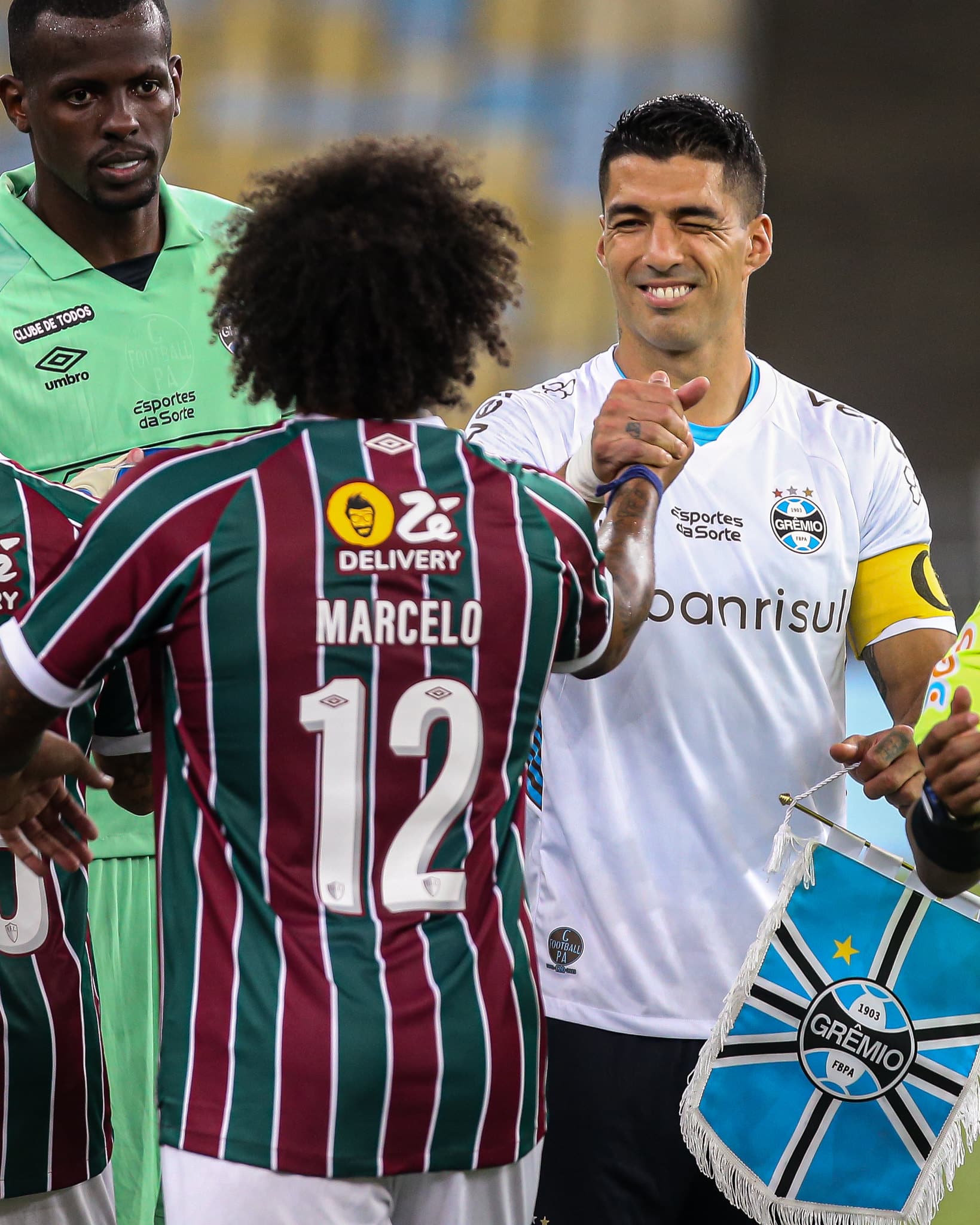 O reencontro em terras brasileiras: Marcelo e Su&aacute;rez se enfrentaram no Maracan&atilde; em Fluminense x Gr&ecirc;mio, talvez pela &uacute;ltima vez ap&oacute;s tantos embates - Foto: Marcelo Gon&ccedil;alves/Fluminense FC