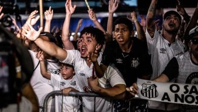 Festa ao terror: as 24h da torcida no dia do hist&oacute;rico rebaixamento do Santos