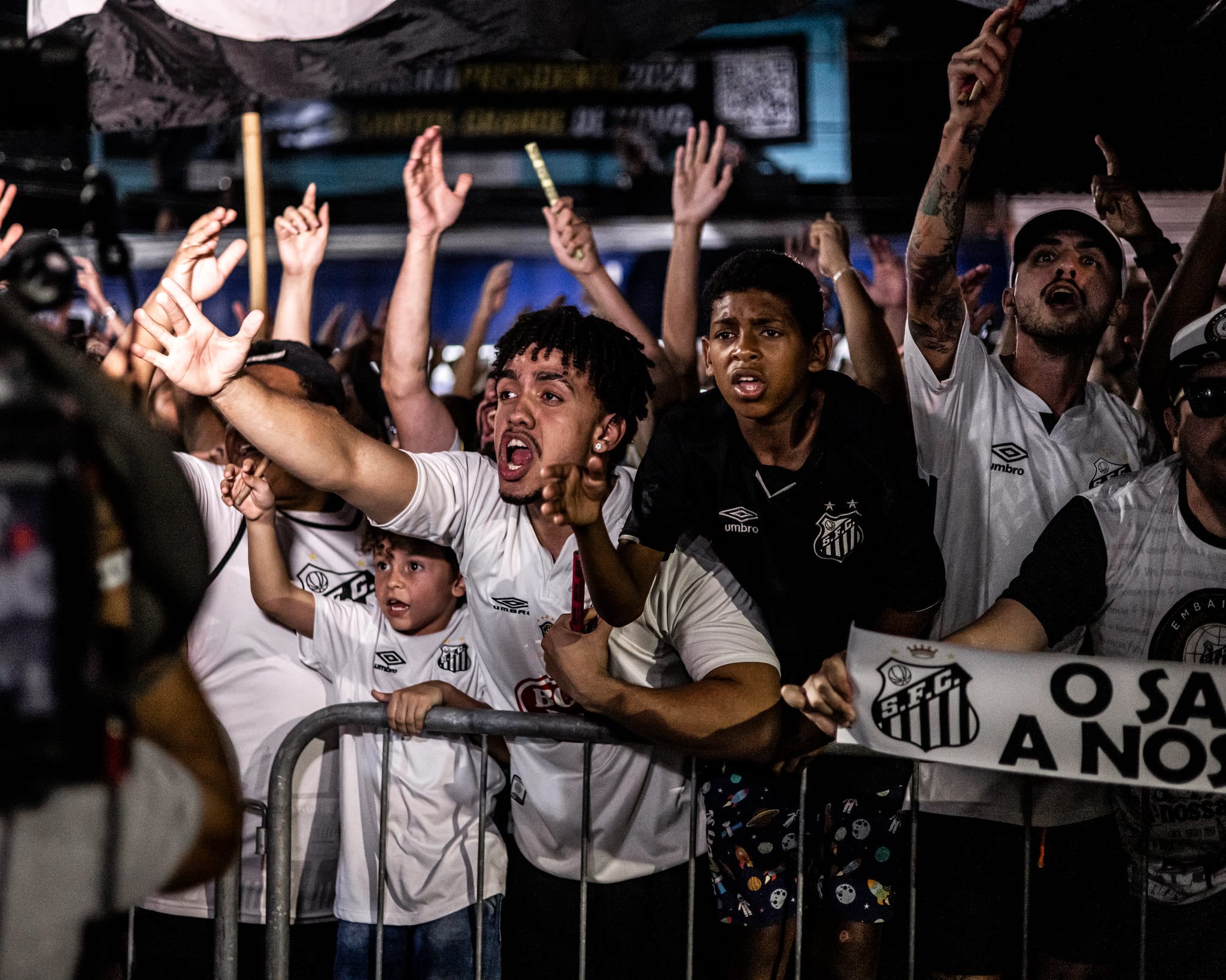 Festa ao terror: as 24h da torcida no dia do hist&oacute;rico rebaixamento do Santos