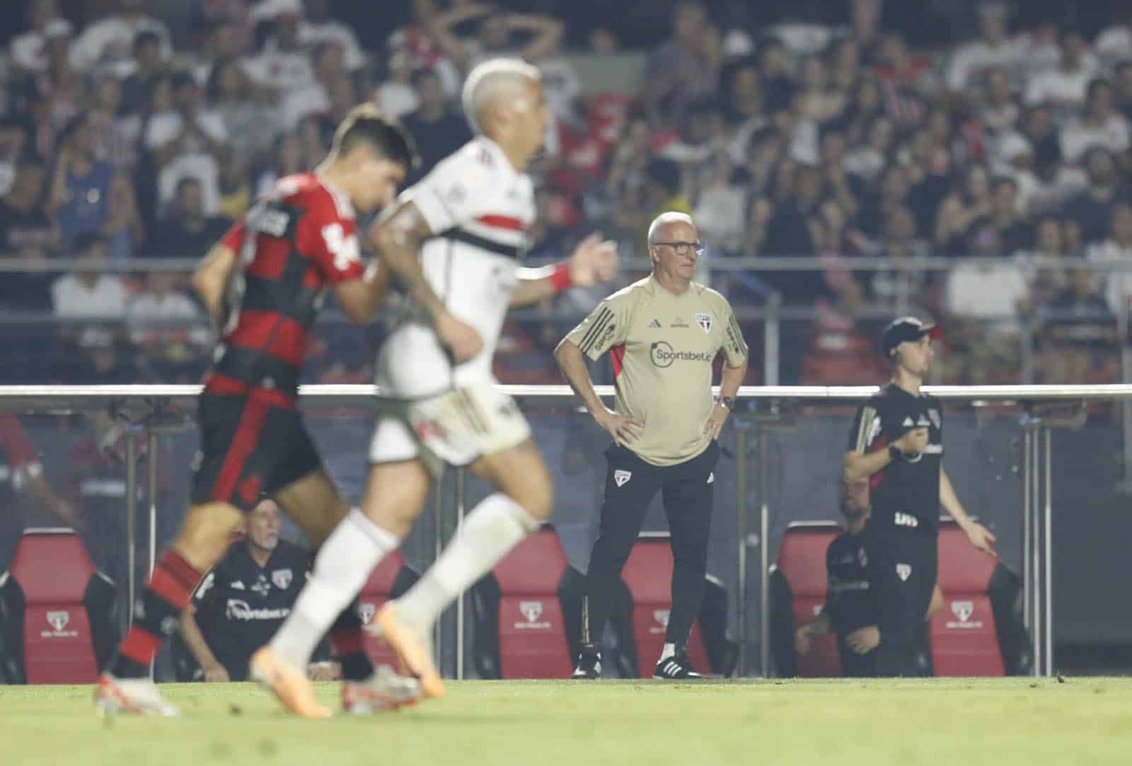 Vit&oacute;ria do S&atilde;o Paulo sobre o Flamengo em despedida deixa gosto de quero mais para Dorival no Brasileir&atilde;o