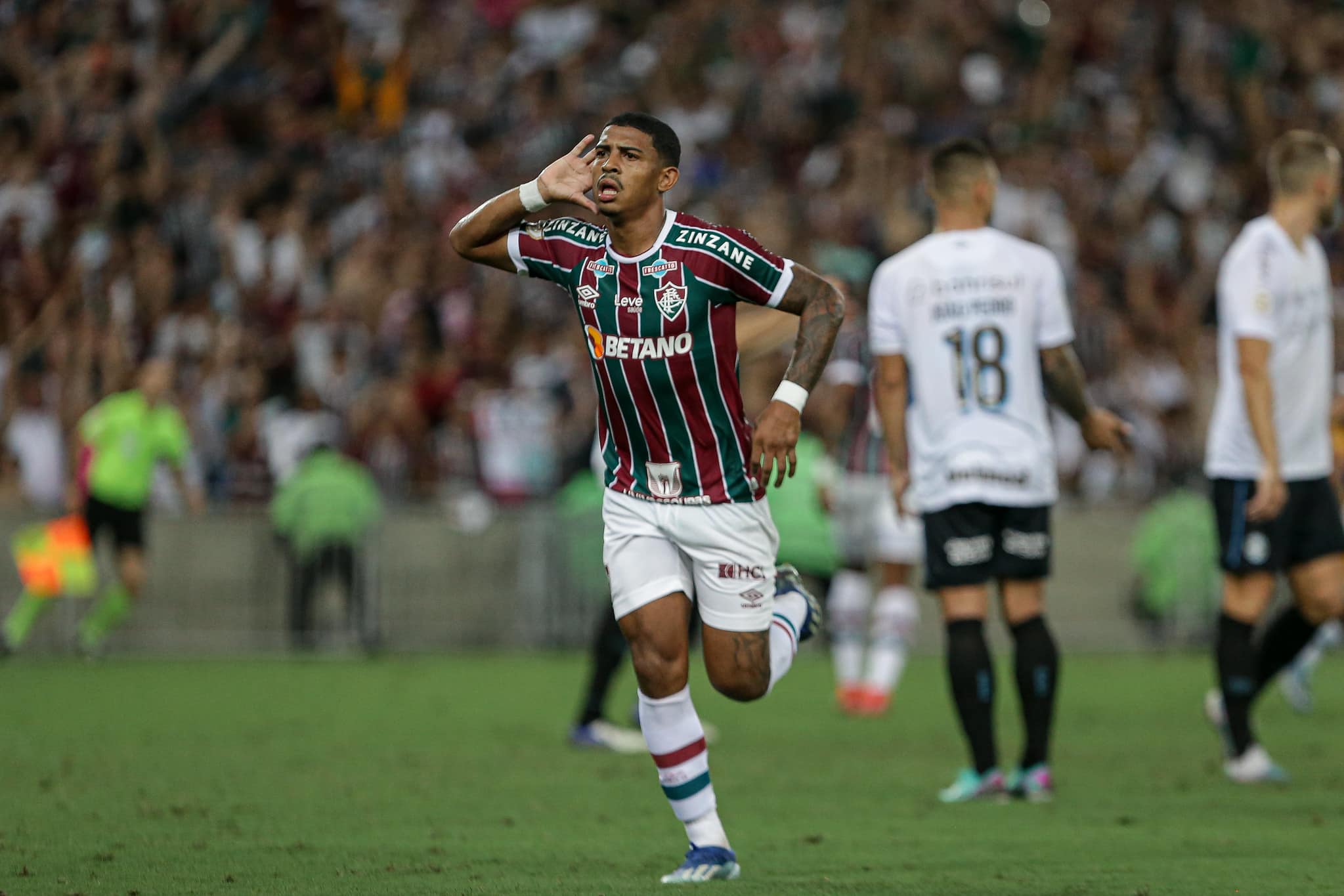 John Kennedy pede passagem no ataque e pode fazer Fernando Diniz voltar ao 4-2-4 no Fluminense - Foto: LUCAS MER&Ccedil;ON/FLUMINENSE FC