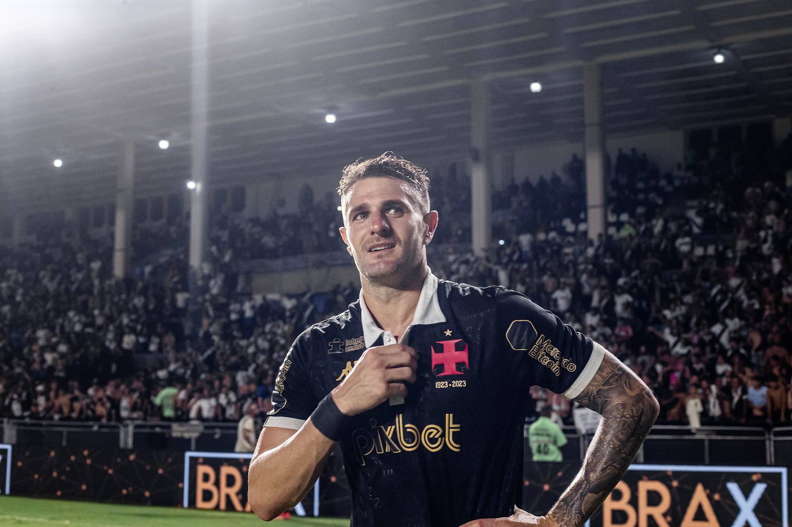 Impressionado com torcida do Vasco, Vegetti fala em criar raiz no clube e relembra come&ccedil;o de carreira