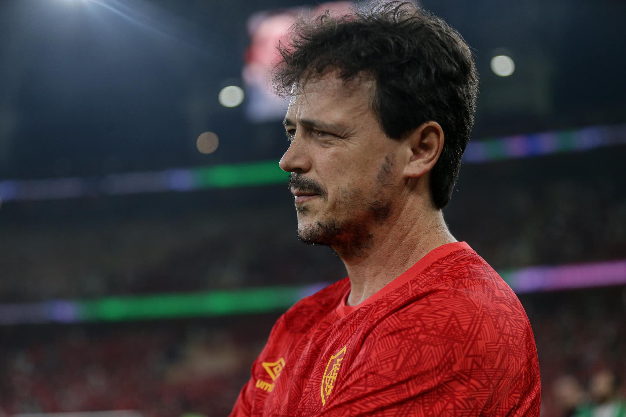 Com duas coletivas bem humoradas, respeito e elogios aos advers&aacute;rios, Fernando Diniz fez sucesso com imprensa internacional no Mundial de Clubes - Foto: LUCAS MER&Ccedil;ON/FLUMINENSE FC