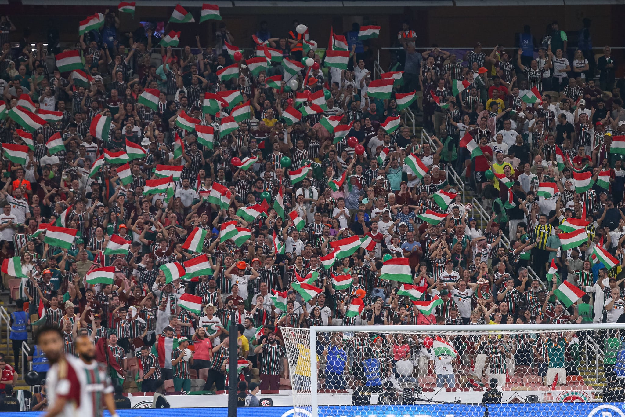 Em menor n&uacute;mero em Jeddah, por motivos mais do que &oacute;bvios, torcida do Fluminense calou a do Al Ahly no Mundial de Clubes - FOTO: MARCELO GON&Ccedil;ALVES / FLUMINENSE F.C.