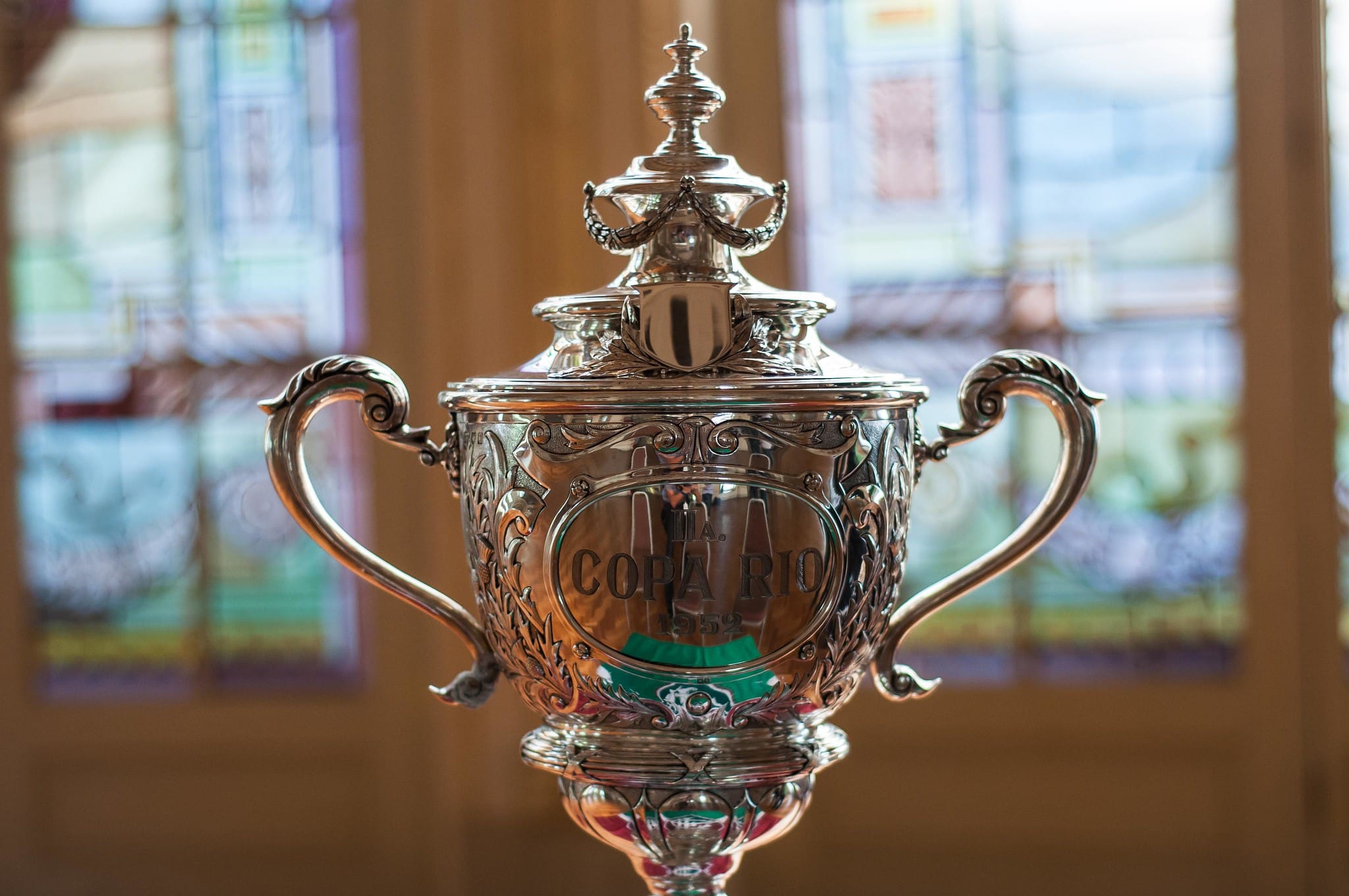 A ta&ccedil;a da Copa Rio de 1952, considerada o Mundial de Clubes da &eacute;poca, no Sal&atilde;o Nobre das Laranjeiras, sede social do Fluminense - Foto: Bruno Haddad/Fluminense FC