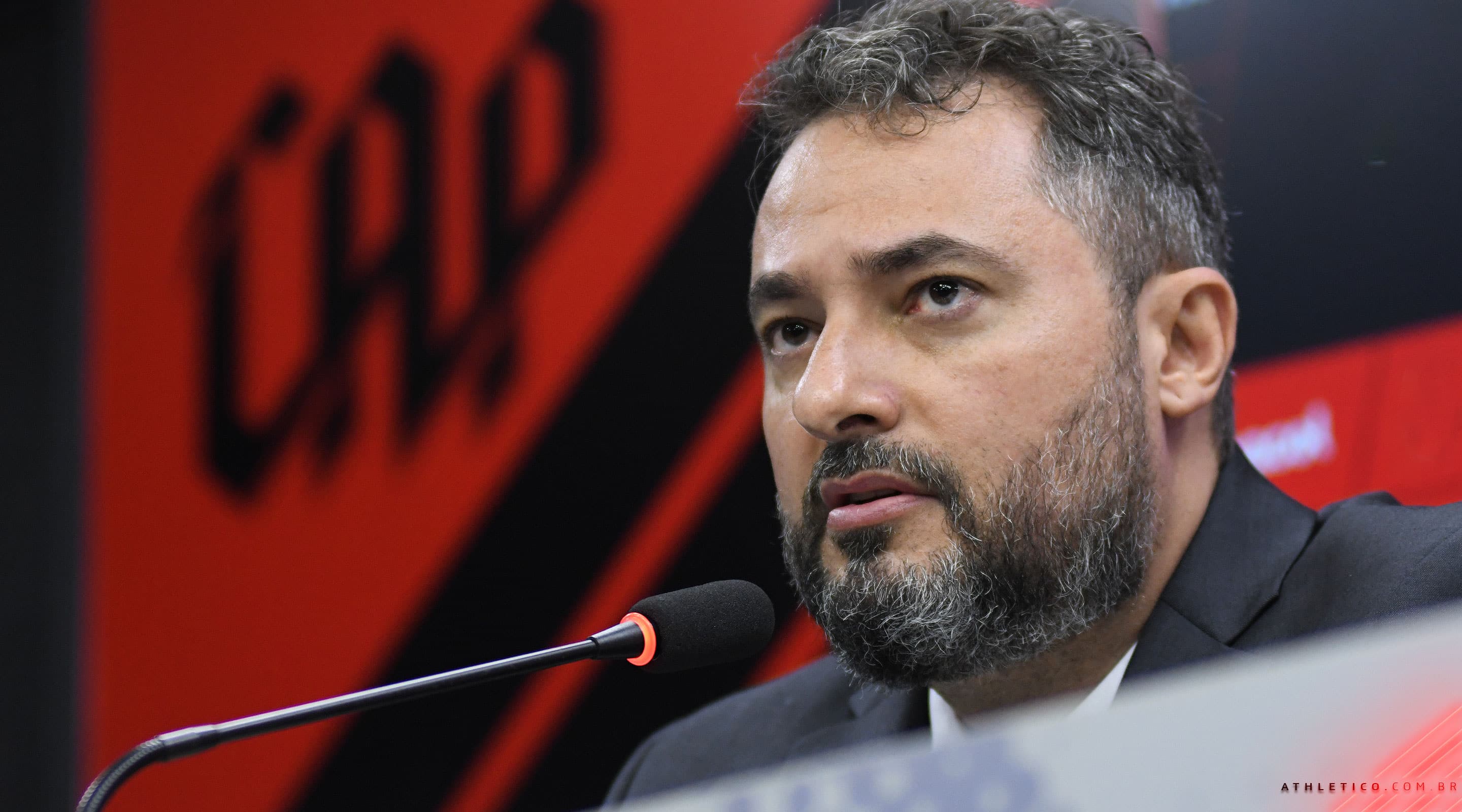 Mr. Refor&ccedil;os: Vasco contrata Alexandre Mattos, que costuma empilhar t&iacute;tulos quando tem a chave dos cofres